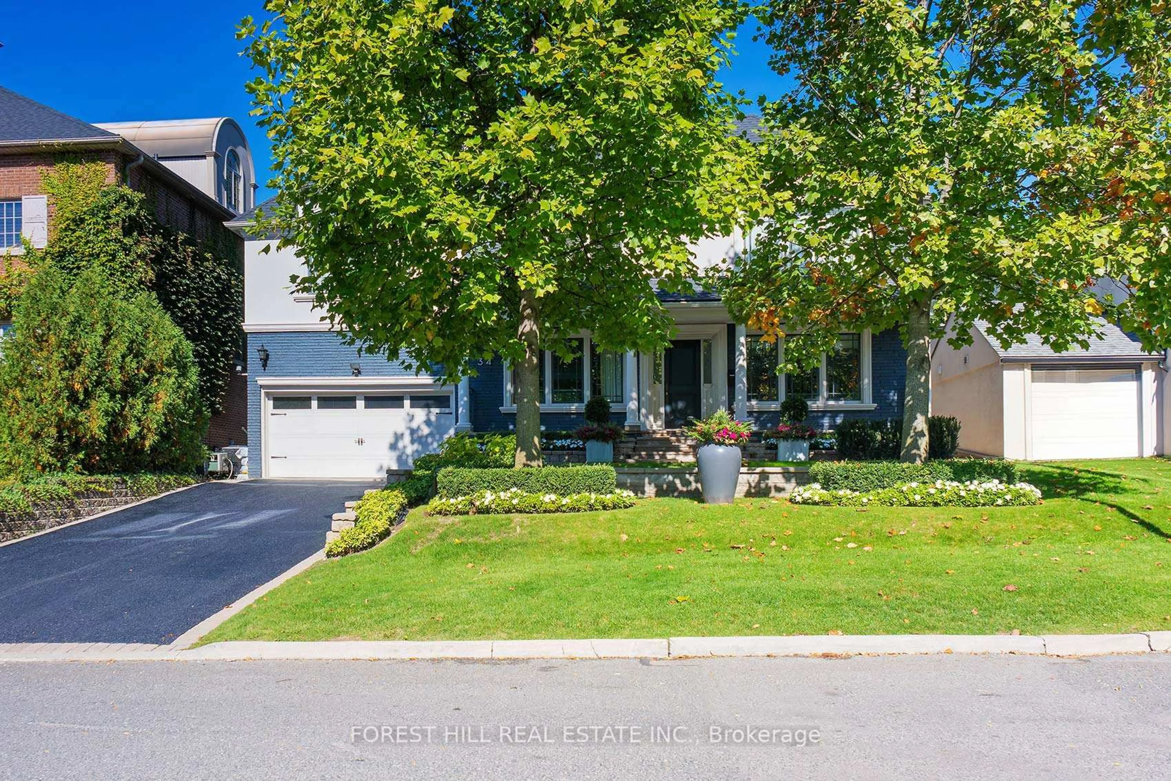 A pic from outside/outdoor area/front of a property/back of a property/a pic from drone, street for 34 Forest Ridge Dr, Toronto Ontario M6B 1H3