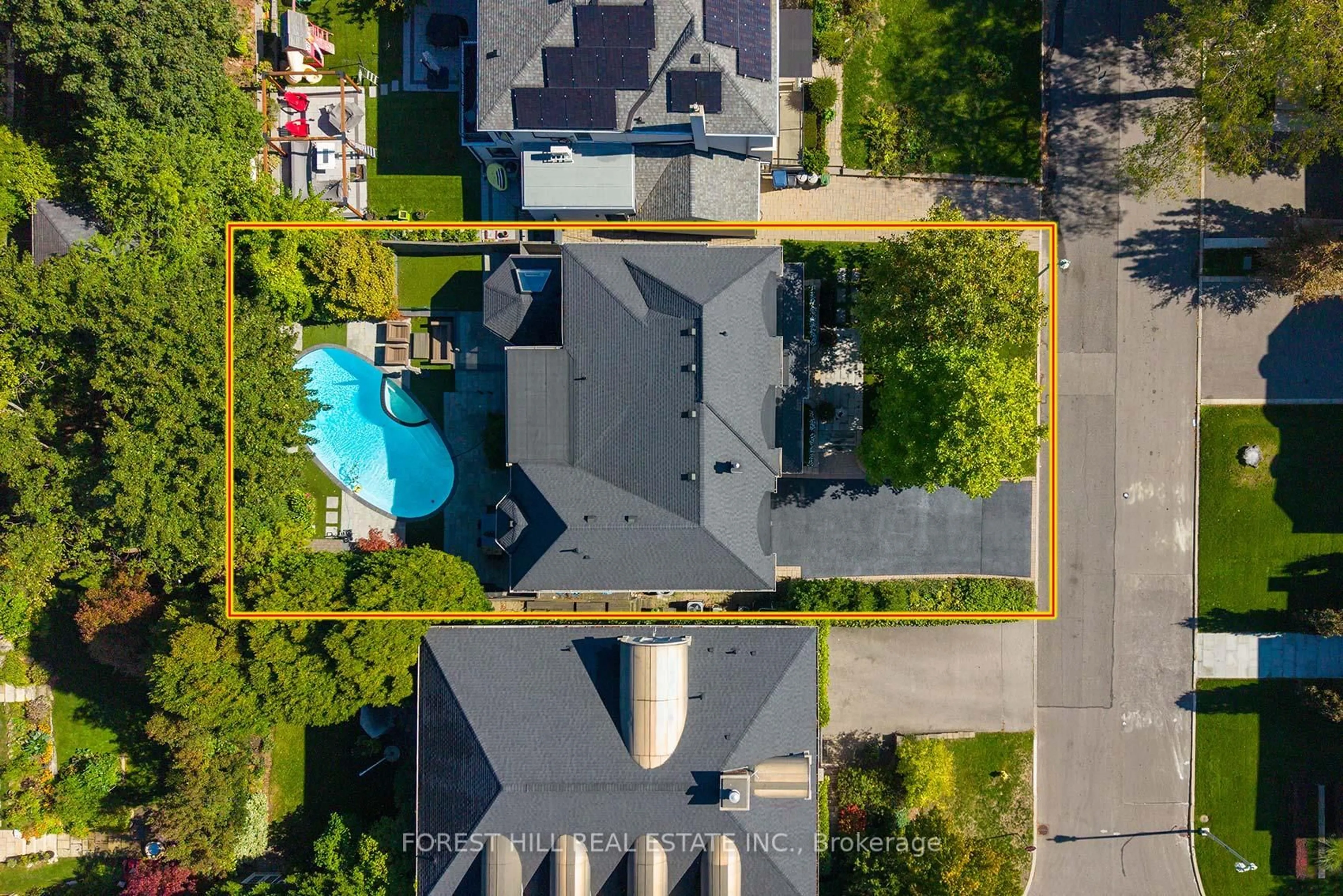 A pic from outside/outdoor area/front of a property/back of a property/a pic from drone, street for 34 Forest Ridge Dr, Toronto Ontario M6B 1H3