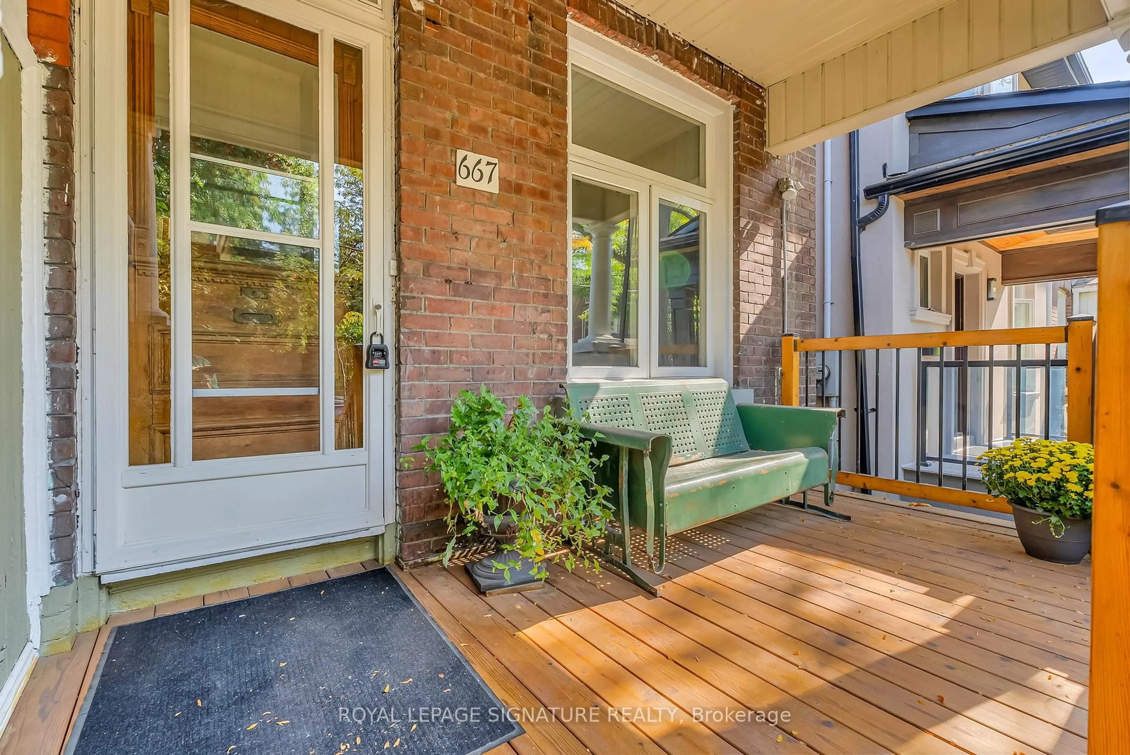 Indoor entryway for 667 Shaw St, Toronto Ontario M6G 3L8