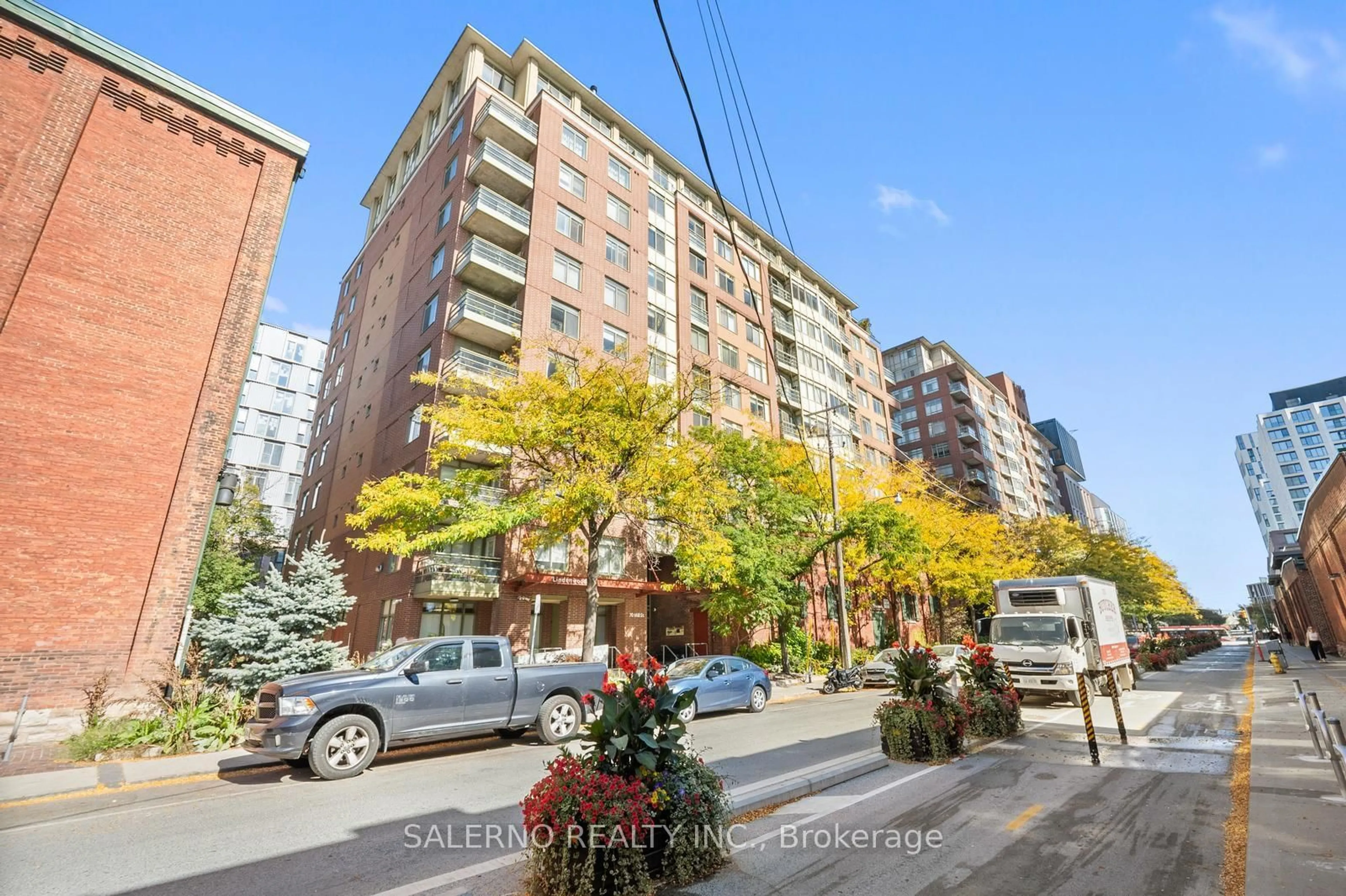 Patio, street for 70 Mill St #301, Toronto Ontario M5A 4R1