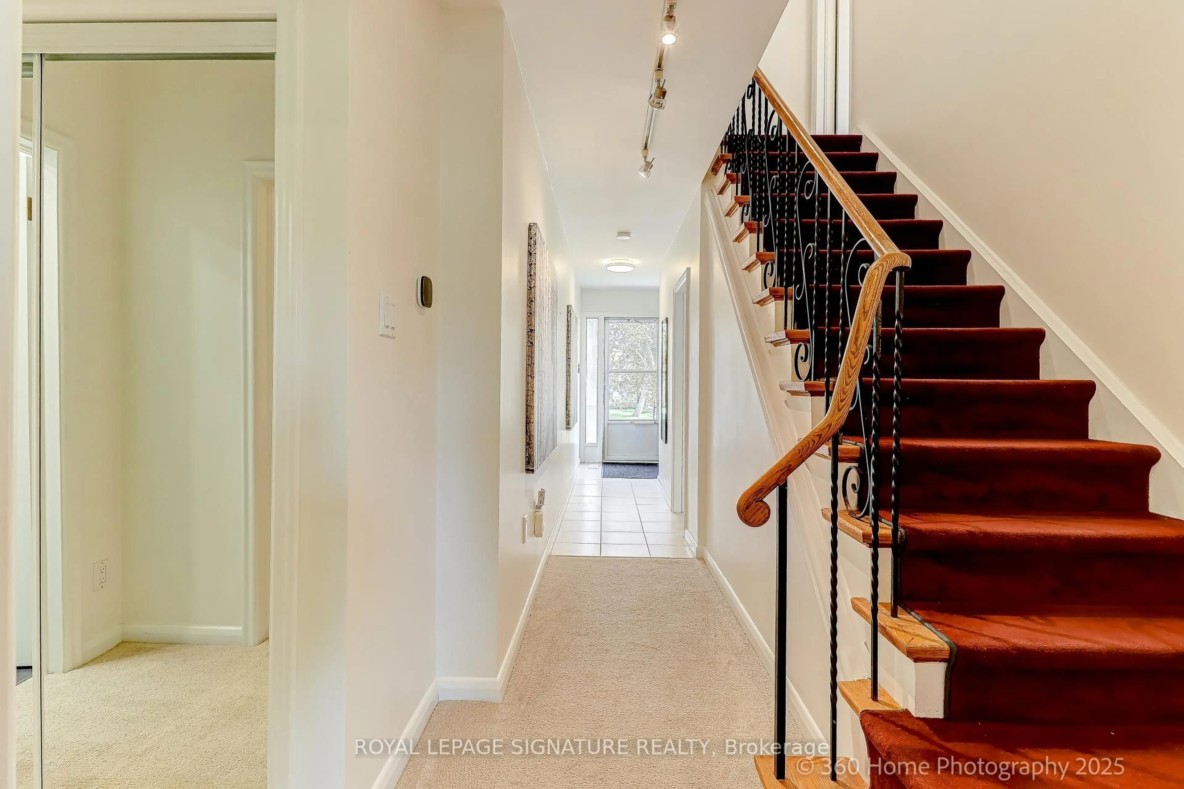 Indoor entryway for 87 Combermere Dr, Toronto Ontario M3A 2W4