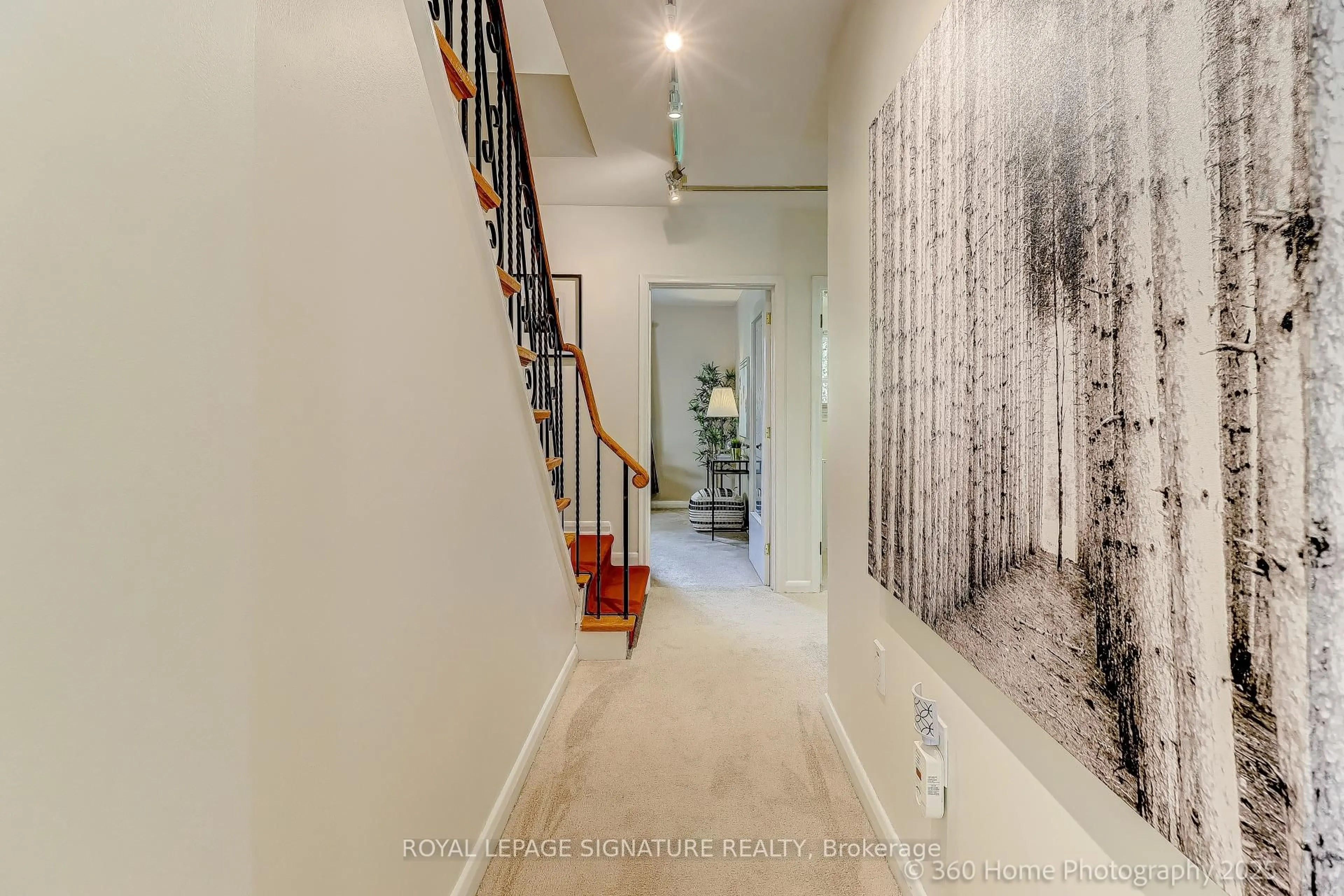 Indoor foyer for 87 Combermere Dr, Toronto Ontario M3A 2W4