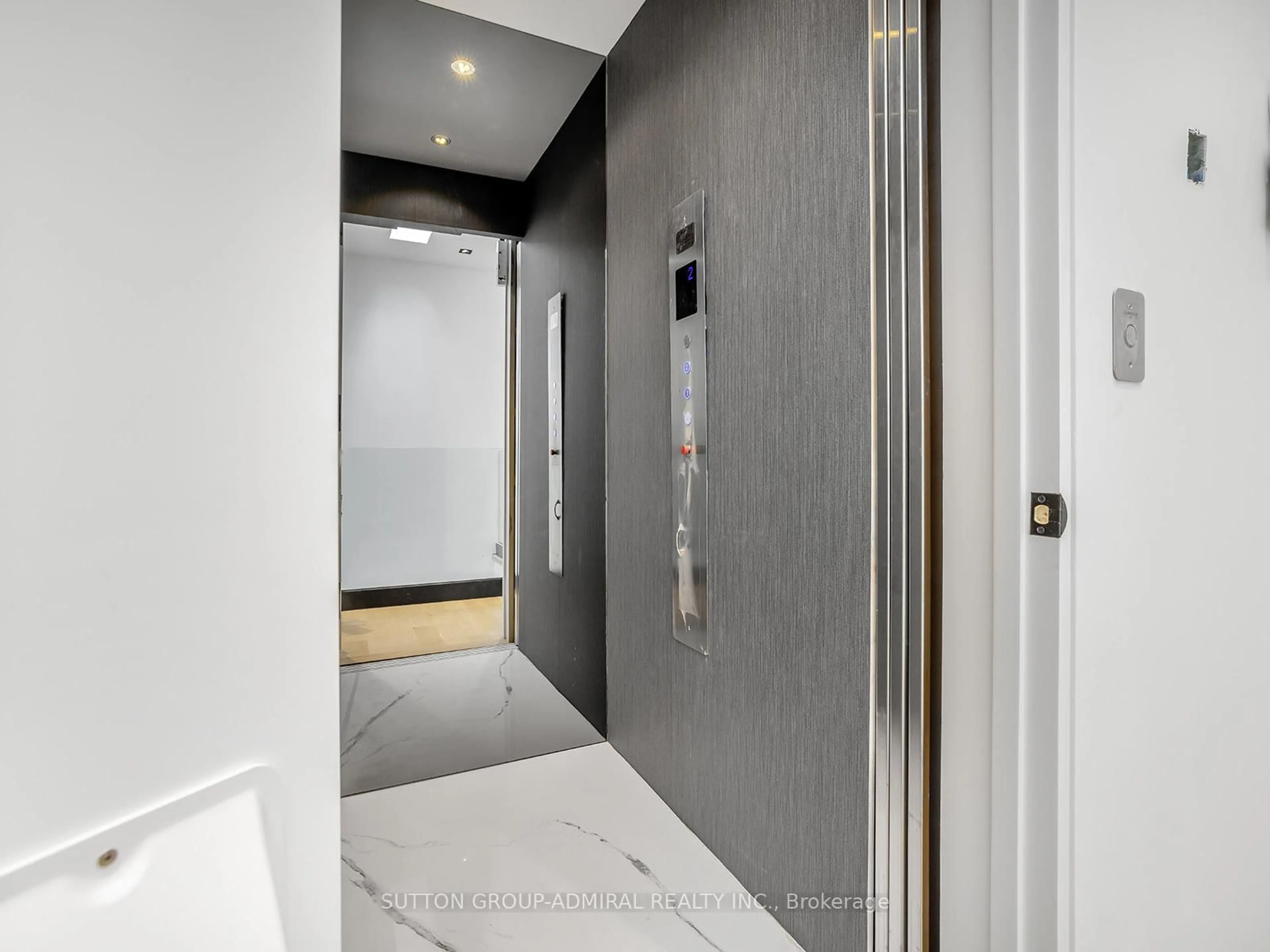 Indoor foyer for 157 Old Forest Hill Rd, Toronto Ontario M5N 2N7