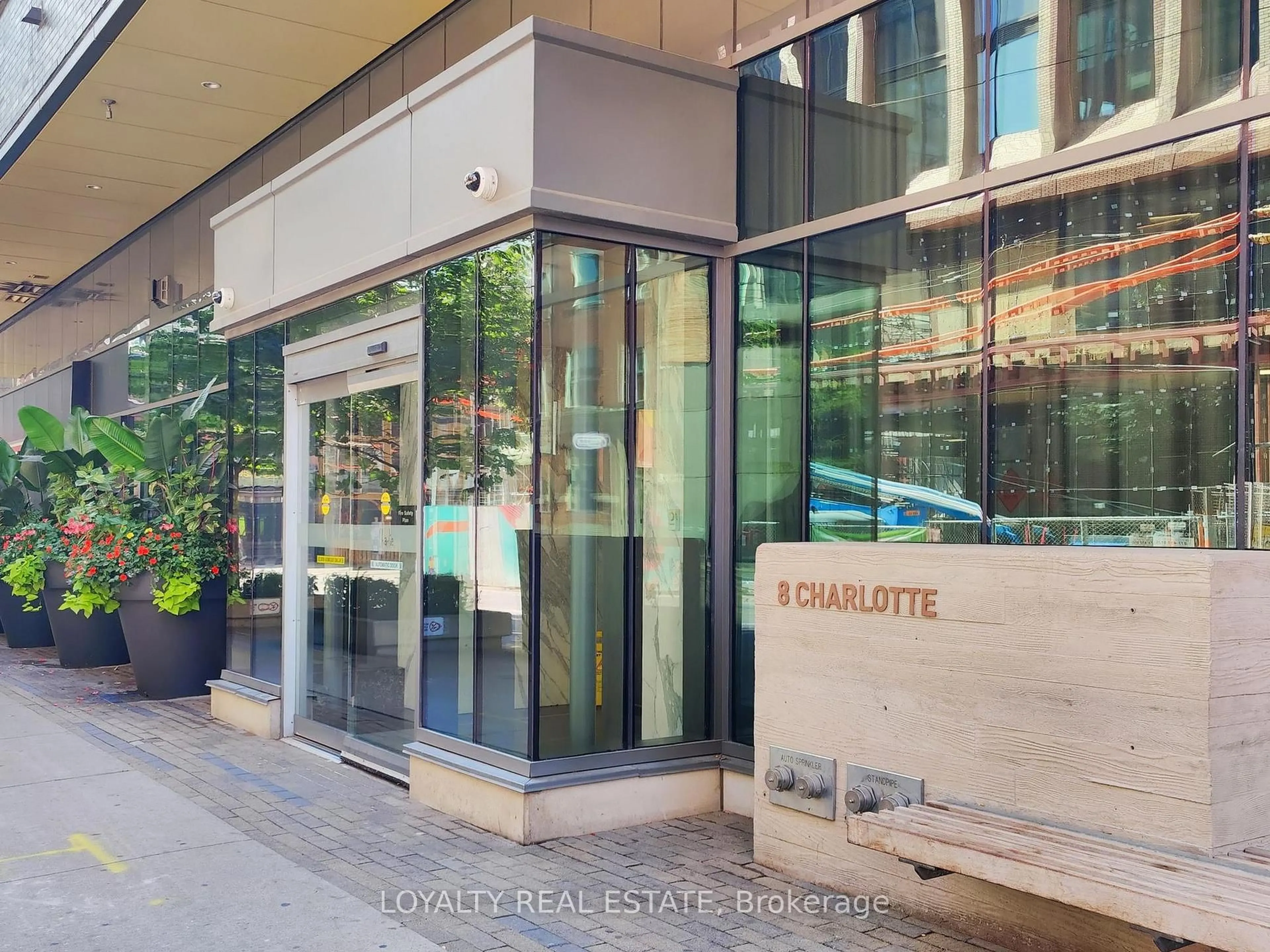 Indoor foyer for 8 charlotte St #3305, Toronto Ontario M5V 0K4