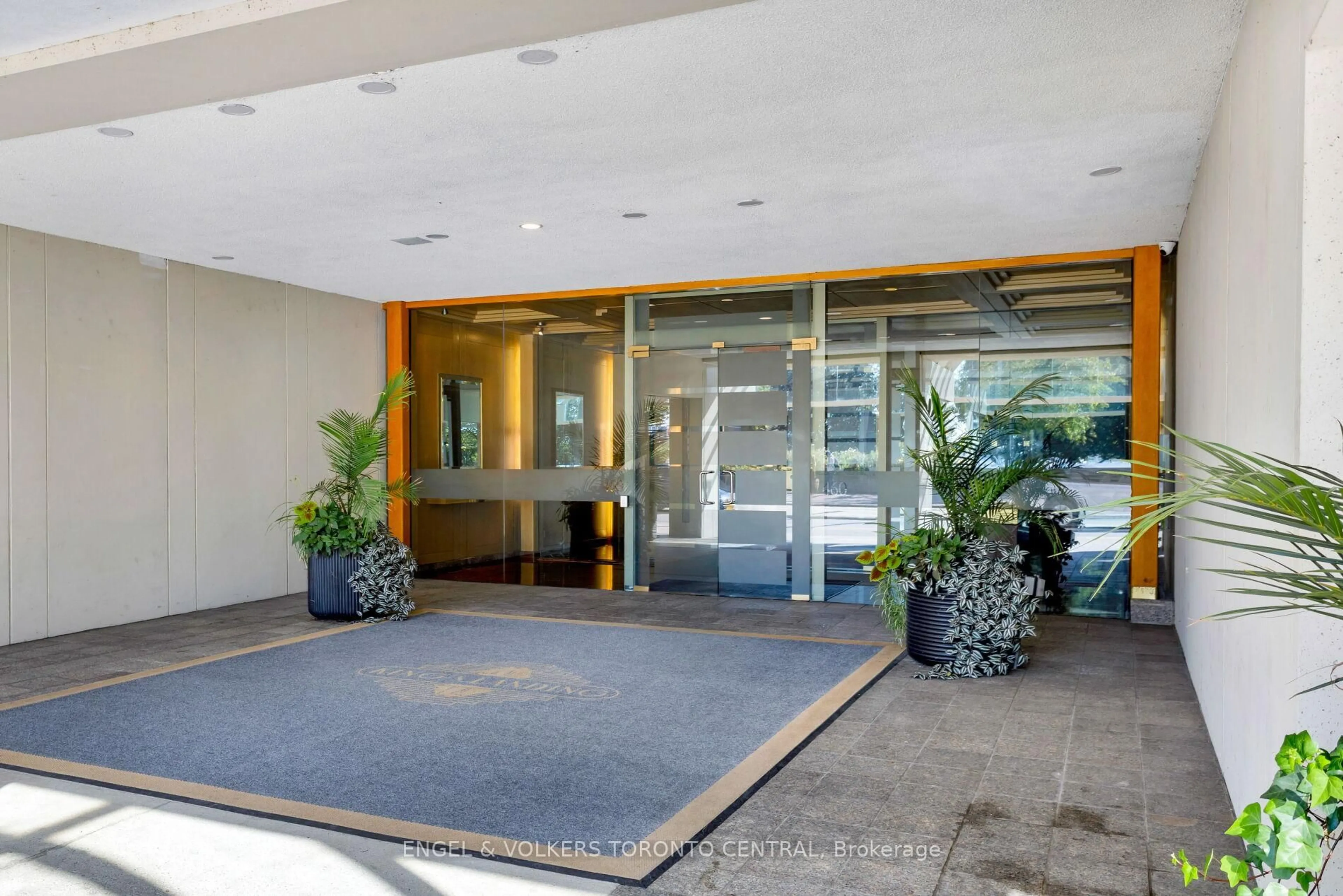 Indoor foyer for 460 Queens Quay Way #803E, Toronto Ontario M5V 2Y5