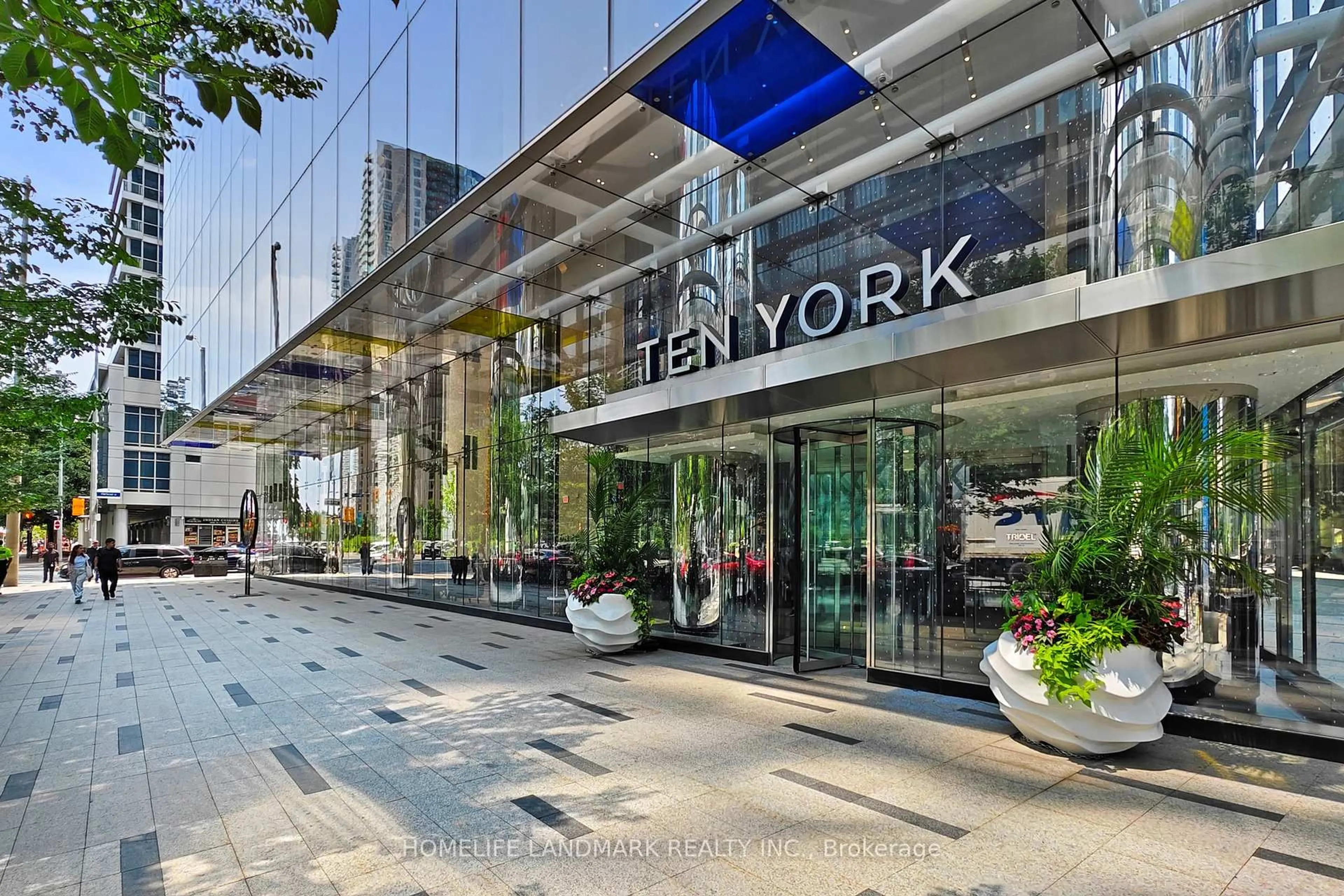 Indoor foyer for 10 York St #5510, Toronto Ontario M5J 0E1