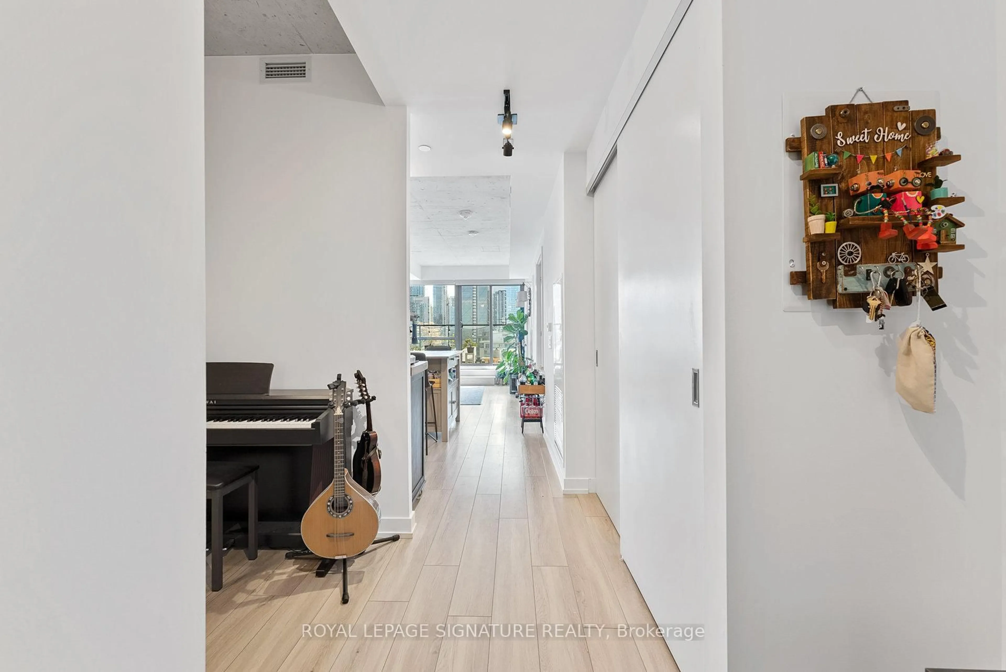 Indoor foyer for 458 Richmond St #1203, Toronto Ontario M5V 1Y1