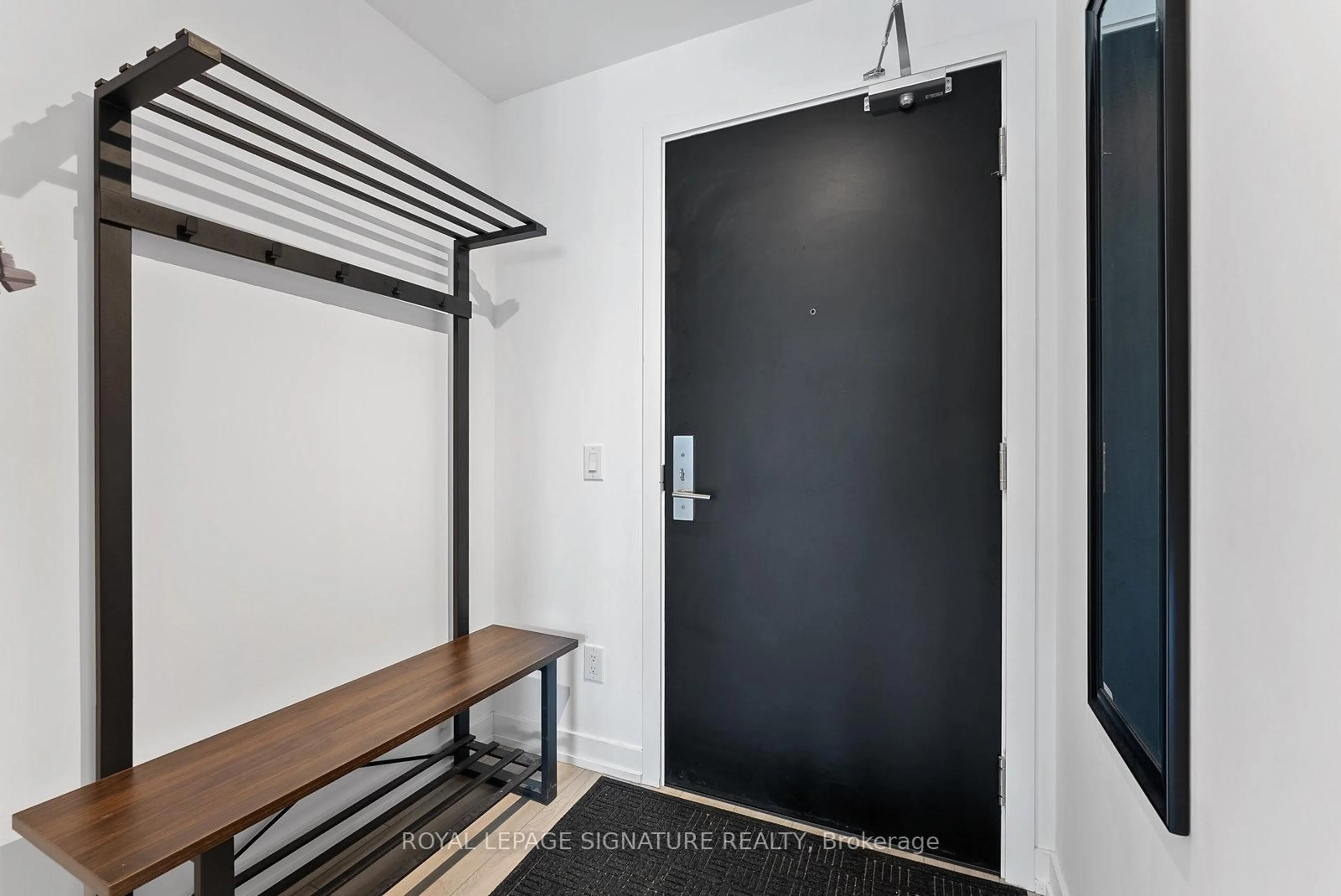 Indoor entryway for 458 Richmond St #1203, Toronto Ontario M5V 1Y1