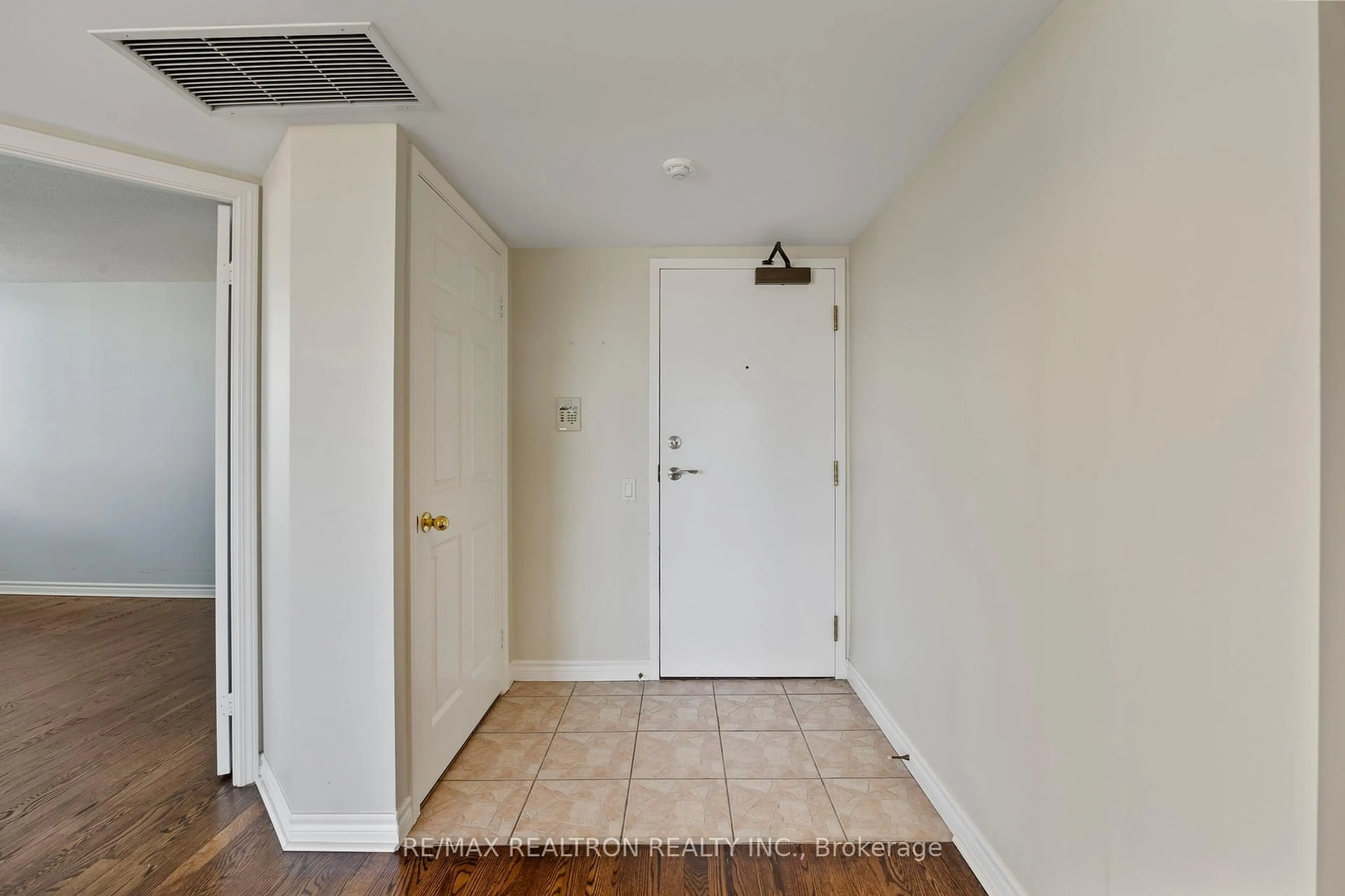 Indoor entryway for 8 Covington Rd #604, Toronto Ontario M6A 3E5
