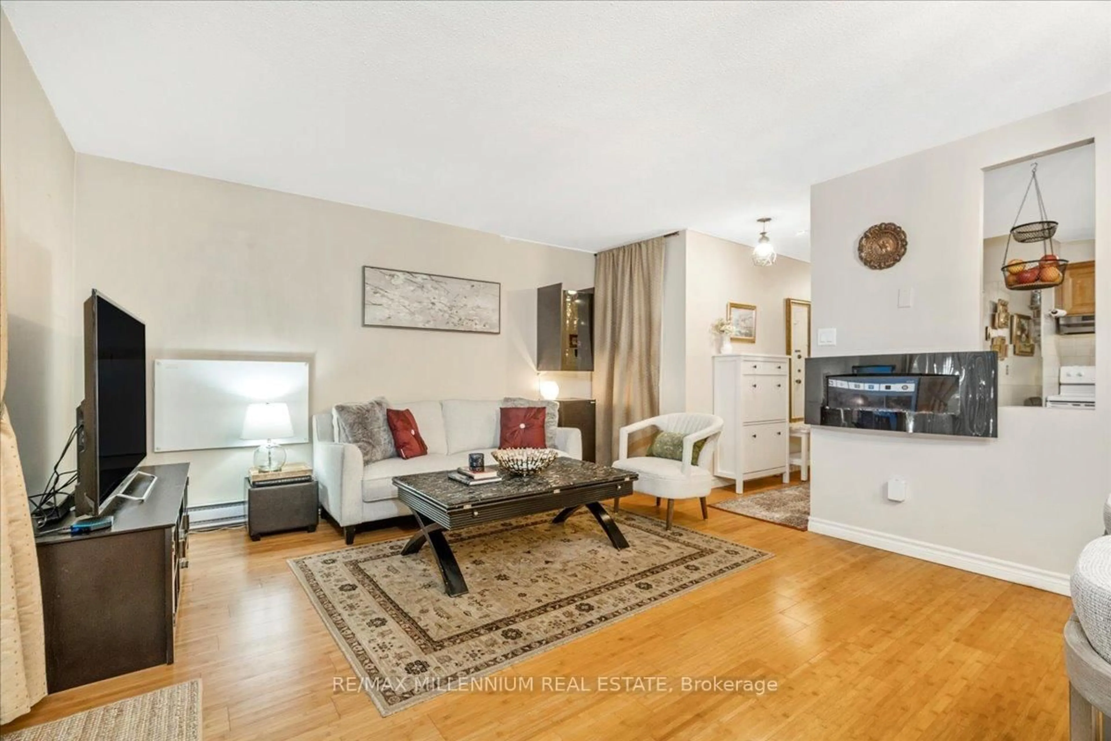 Living room with furniture, unknown for 25 Pebble Bywy #14, Toronto Ontario M2H 3J6