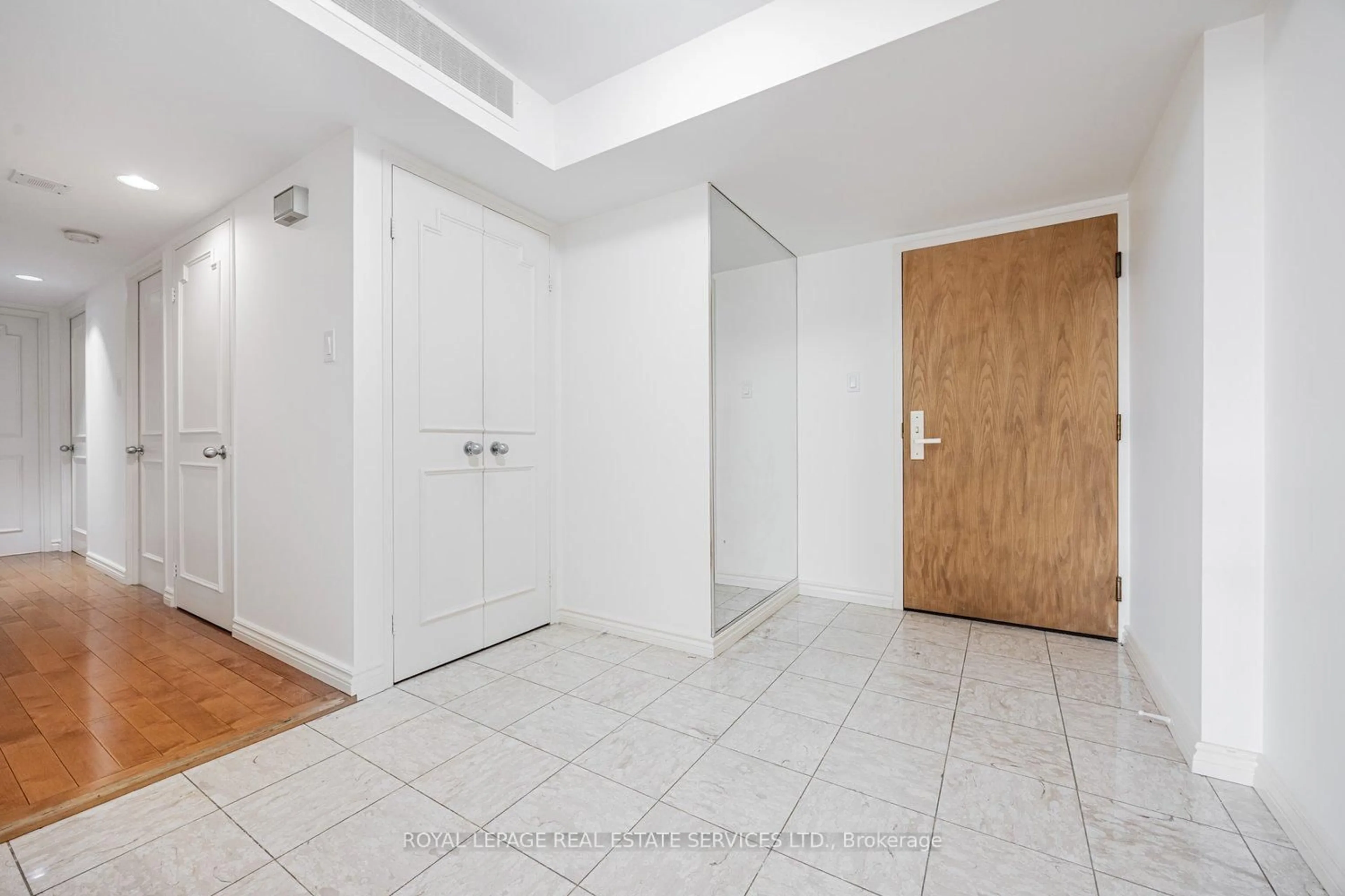 Indoor foyer for 900 Yonge St #501, Toronto Ontario M4W 3P5