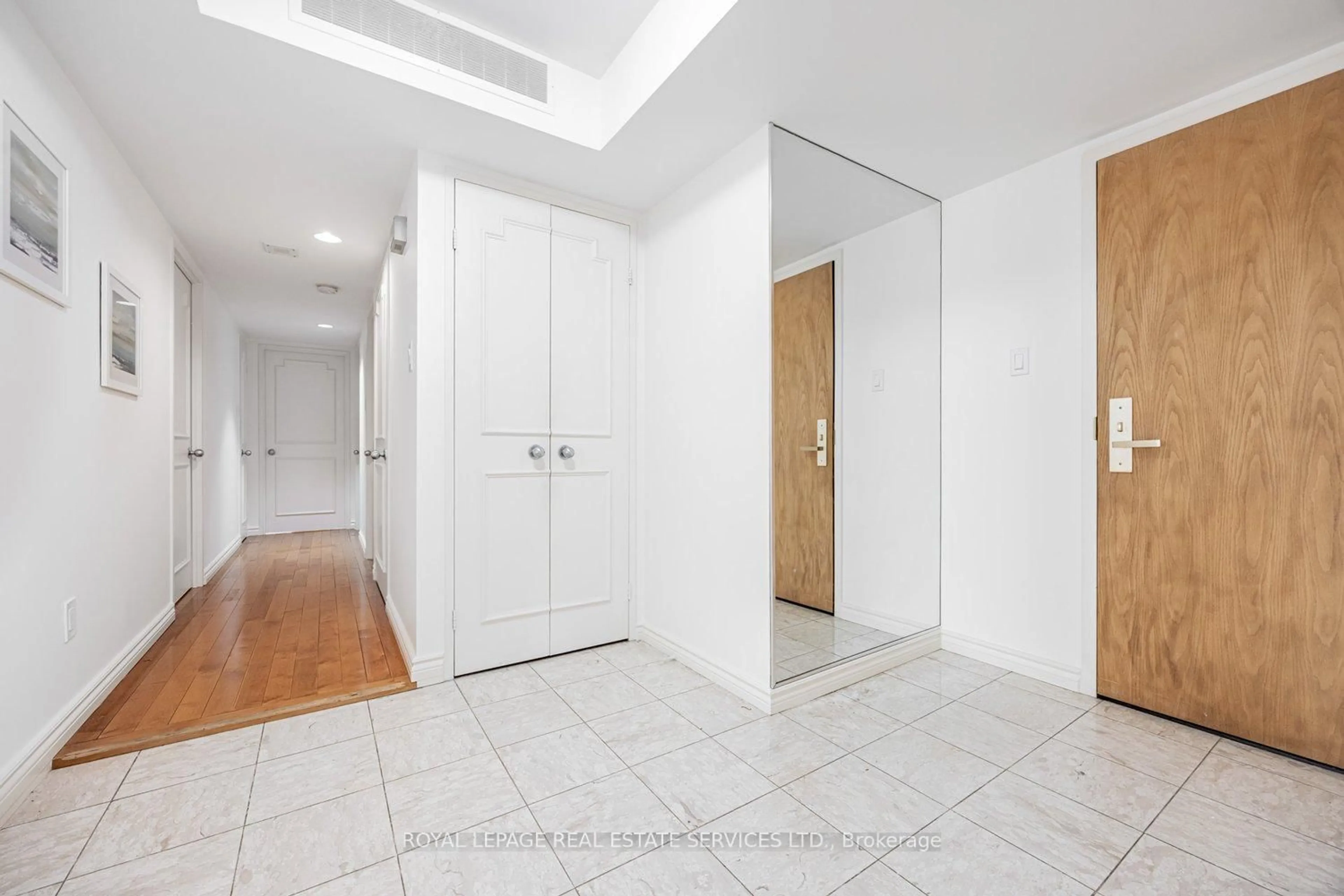 Indoor foyer for 900 Yonge St #501, Toronto Ontario M4W 3P5