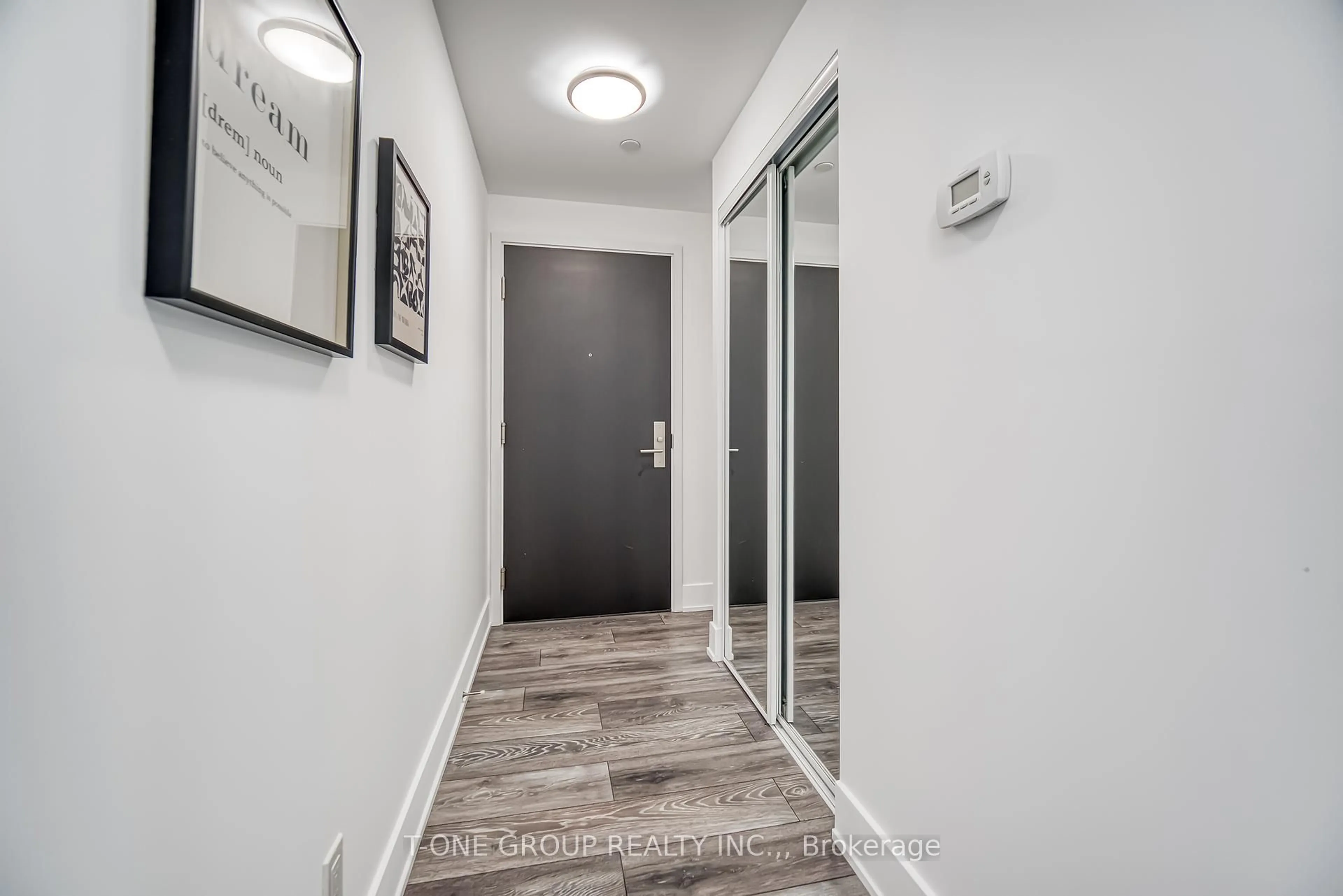 Indoor entryway for 403 Church St #2102, Toronto Ontario M4Y 2C2