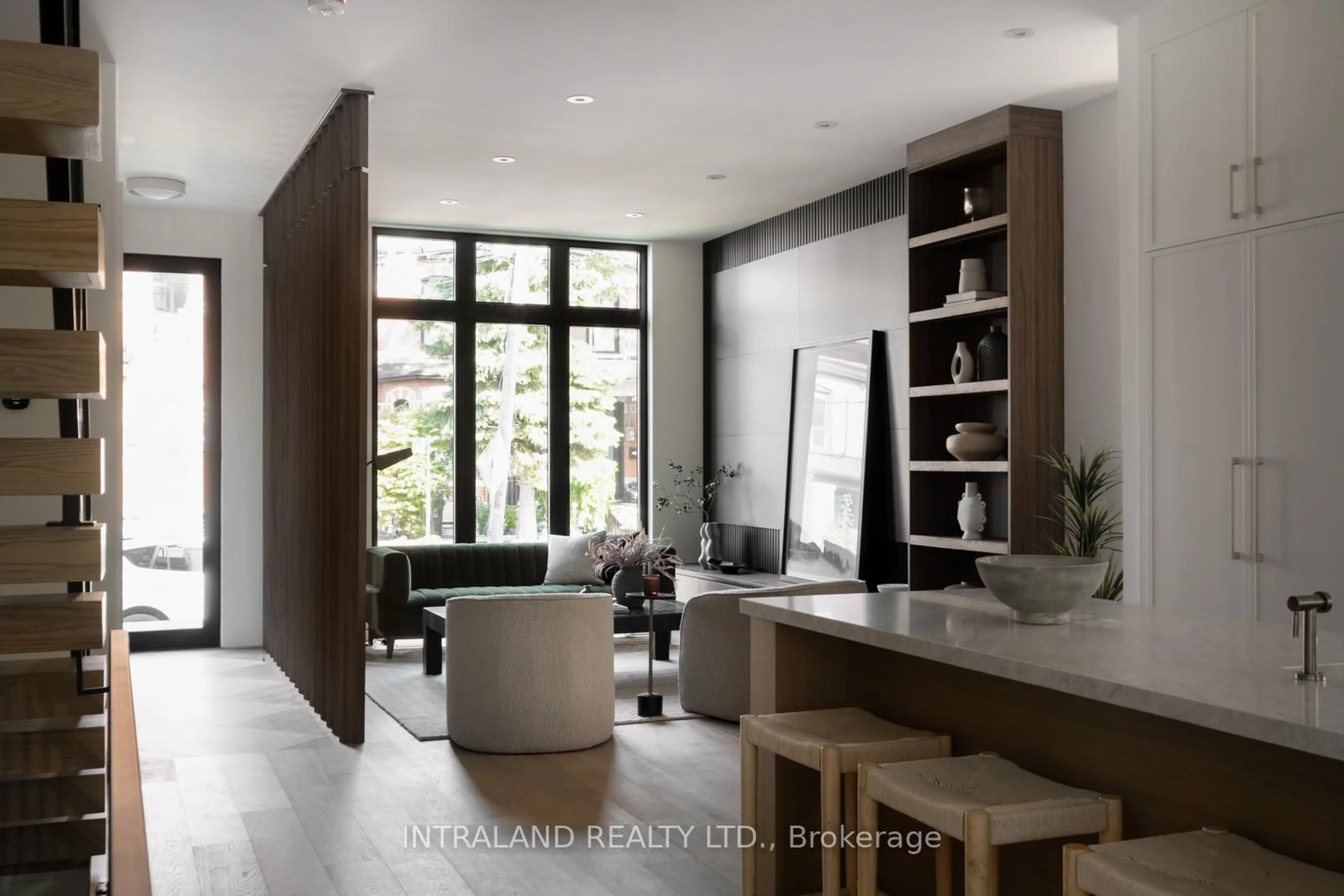 Indoor entryway for 741 Richmond St, Toronto Ontario M6J 1C4