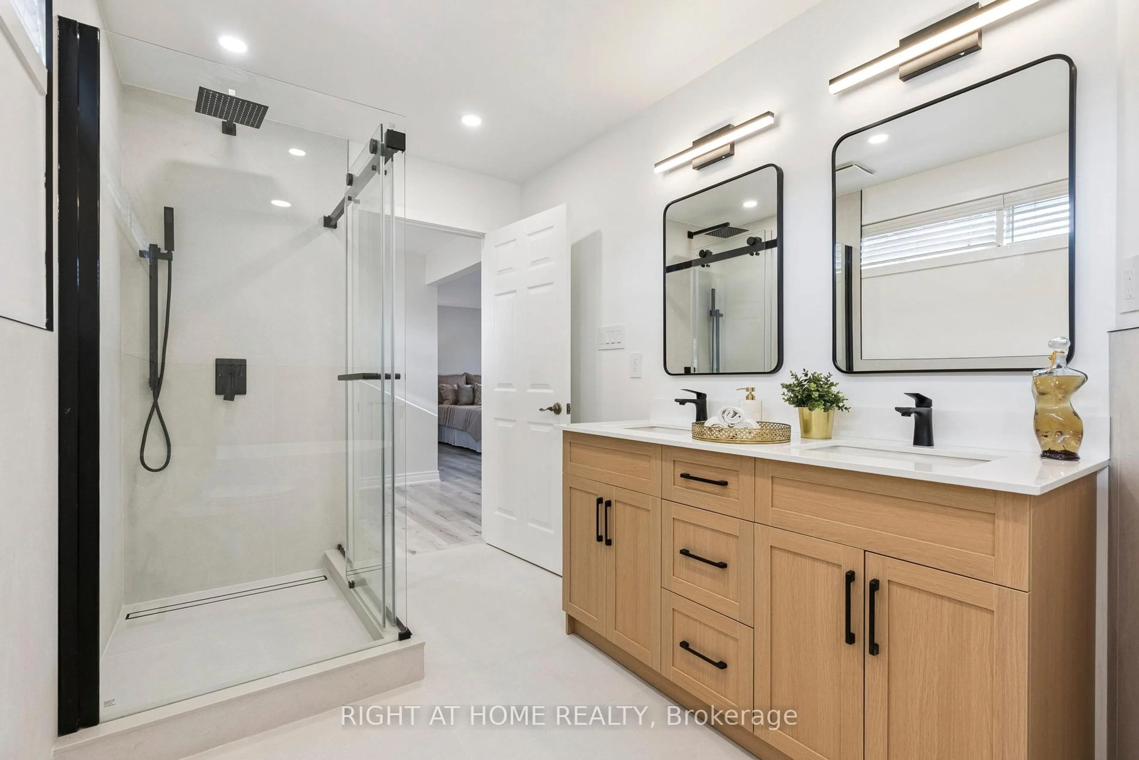 Contemporary bathroom, ceramic/tile floor for 120 Santa Barbara Rd, Toronto Ontario M2N 2C5