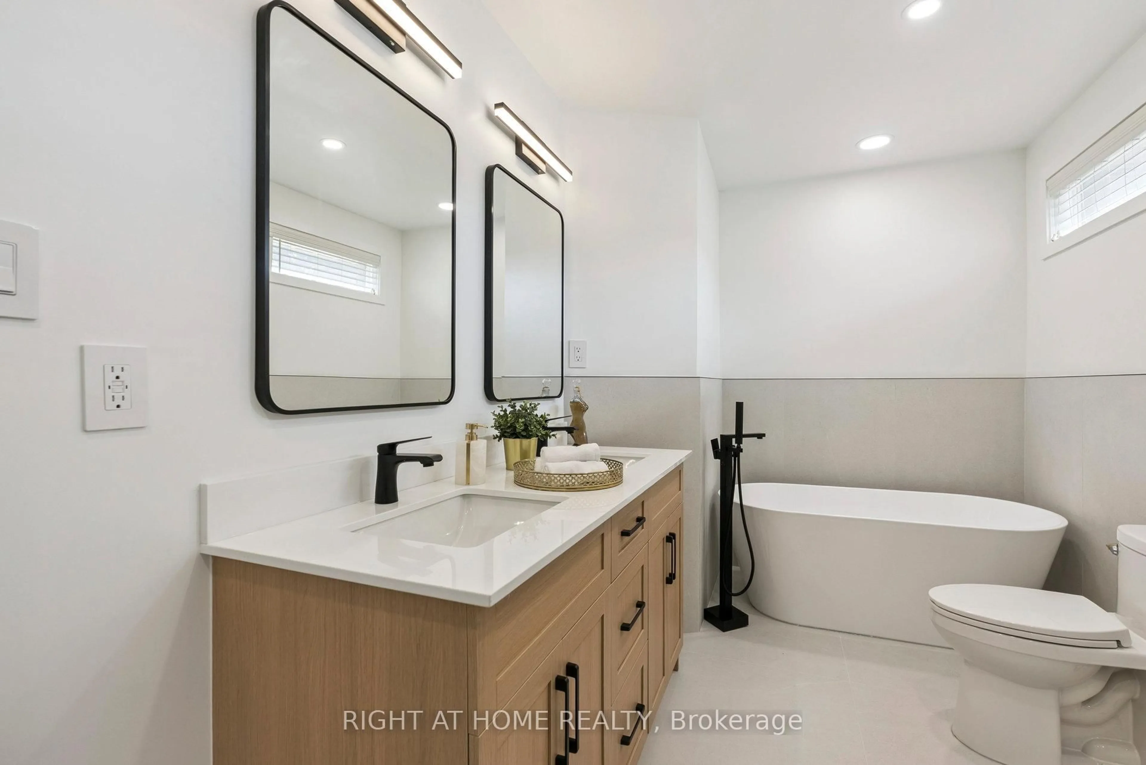 Contemporary bathroom, ceramic/tile floor for 120 Santa Barbara Rd, Toronto Ontario M2N 2C5