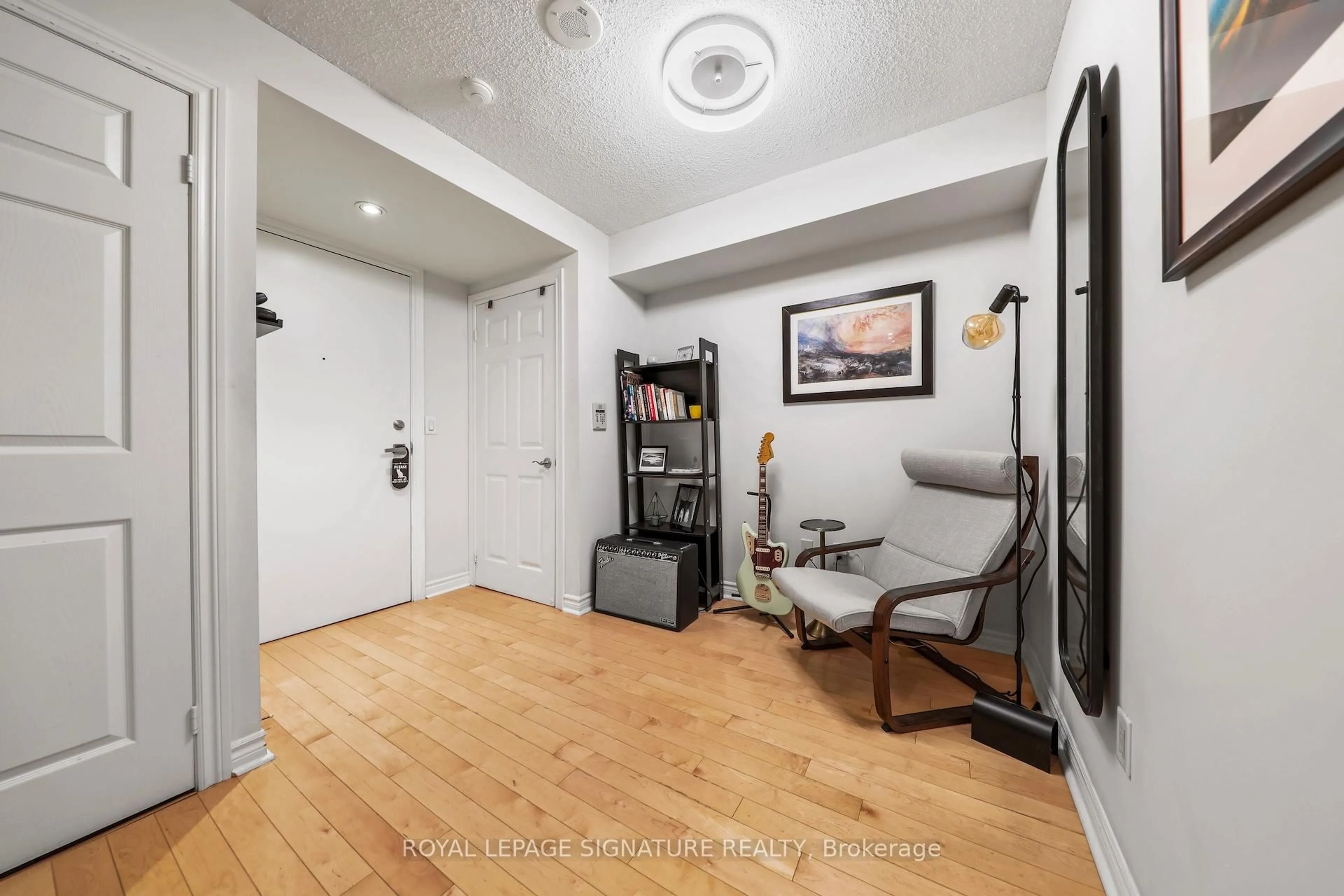 Indoor entryway for 250 Wellington St #343, Toronto Ontario M5V 3P6