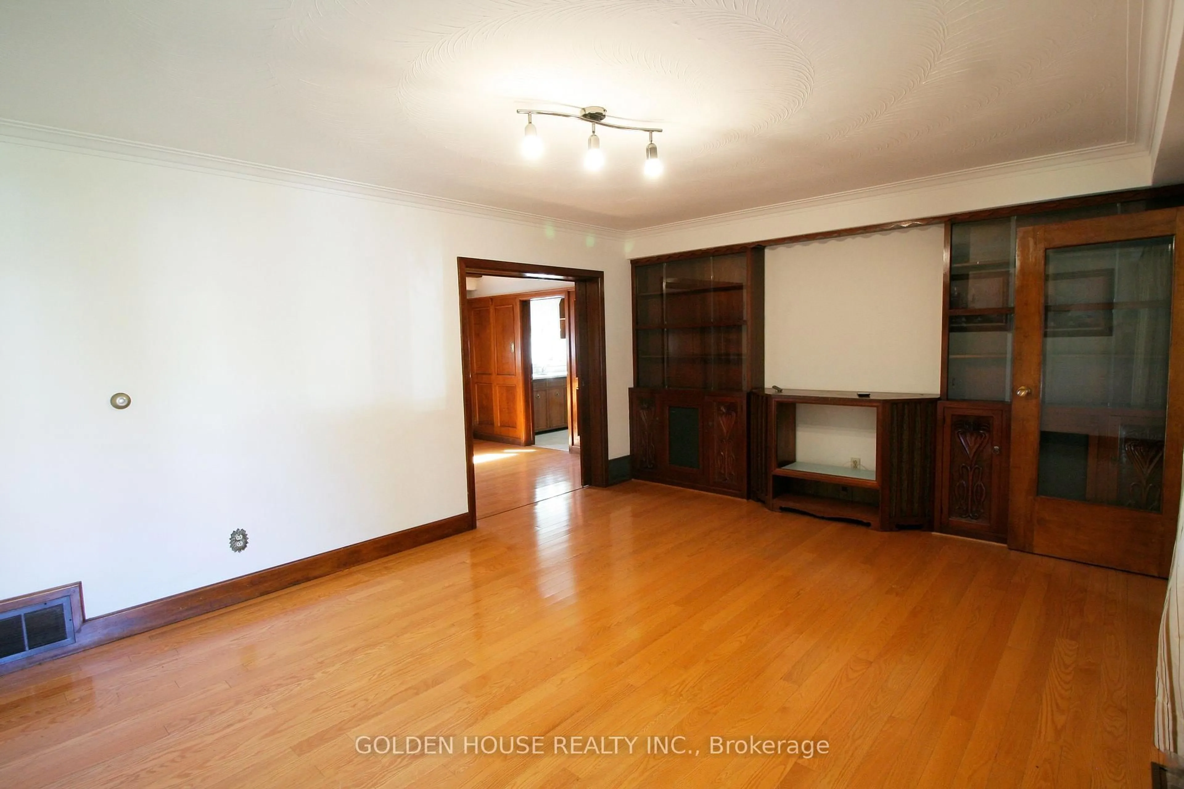 A pic of a room for 260 Moore Park Ave, Toronto Ontario M2M 1N6