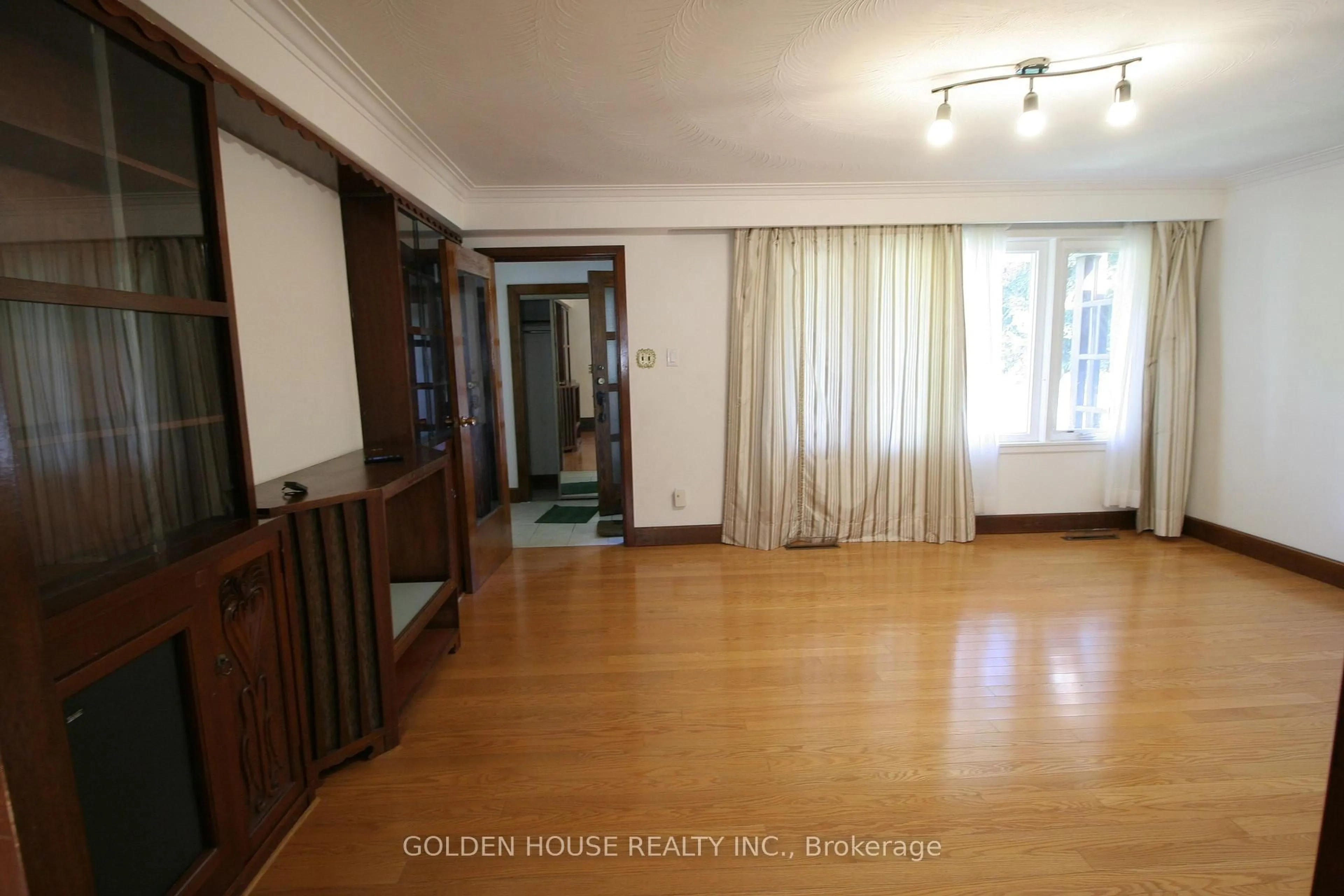 A pic of a room for 260 Moore Park Ave, Toronto Ontario M2M 1N6