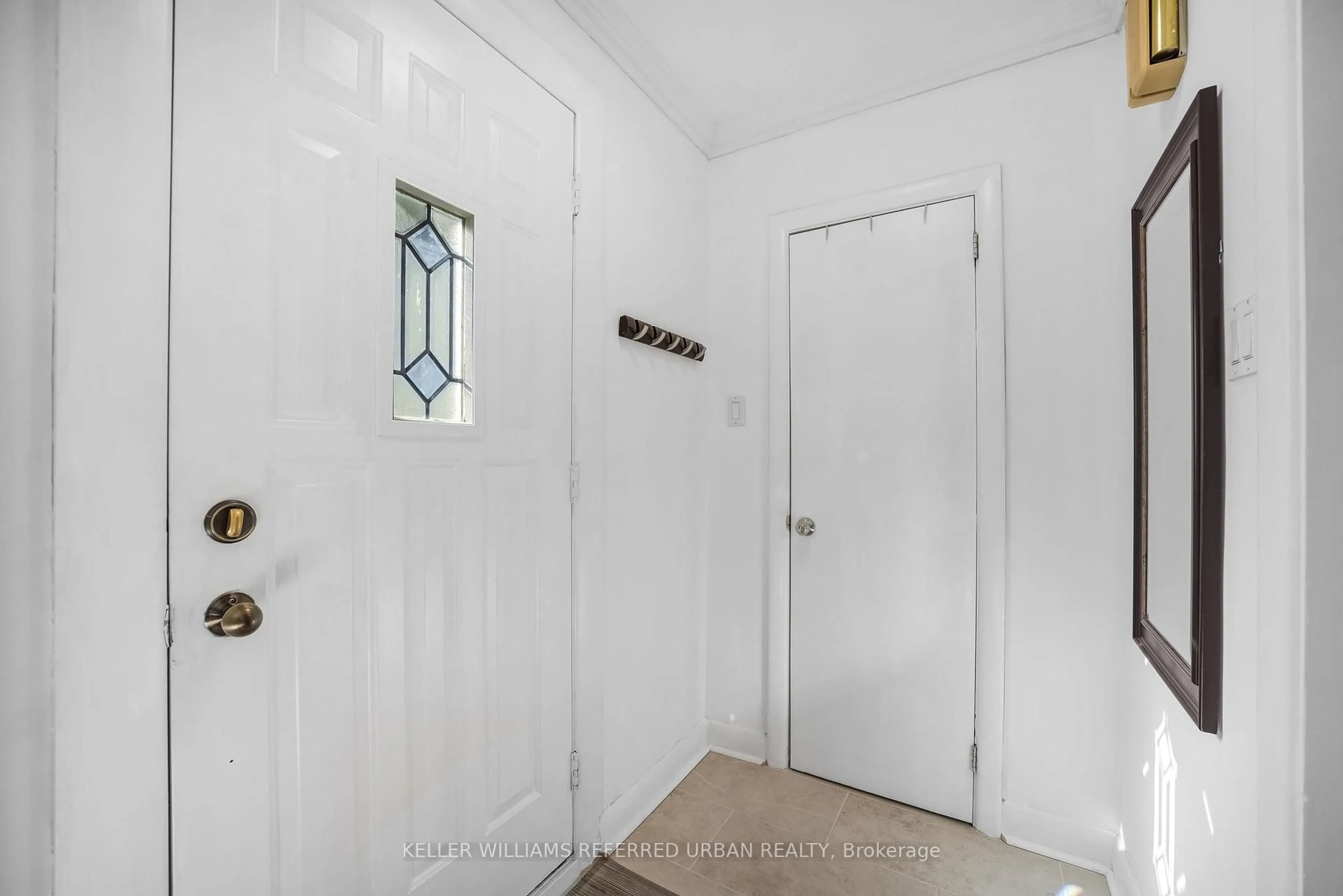 Indoor entryway for 17 Gwendolen Cres, Toronto Ontario M2N 2L9