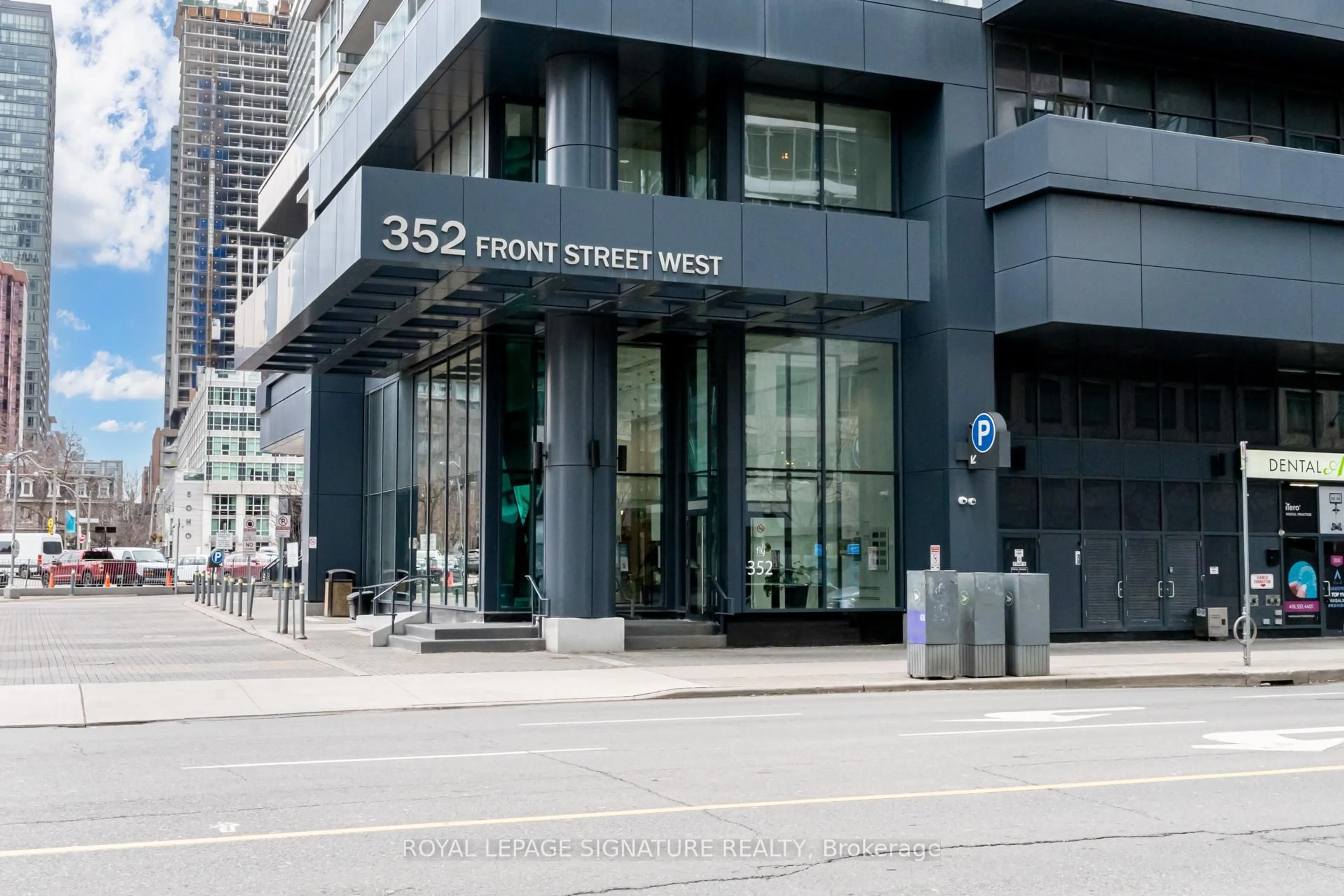 Indoor foyer for 352 Front St #2108, Toronto Ontario M5V 0K3