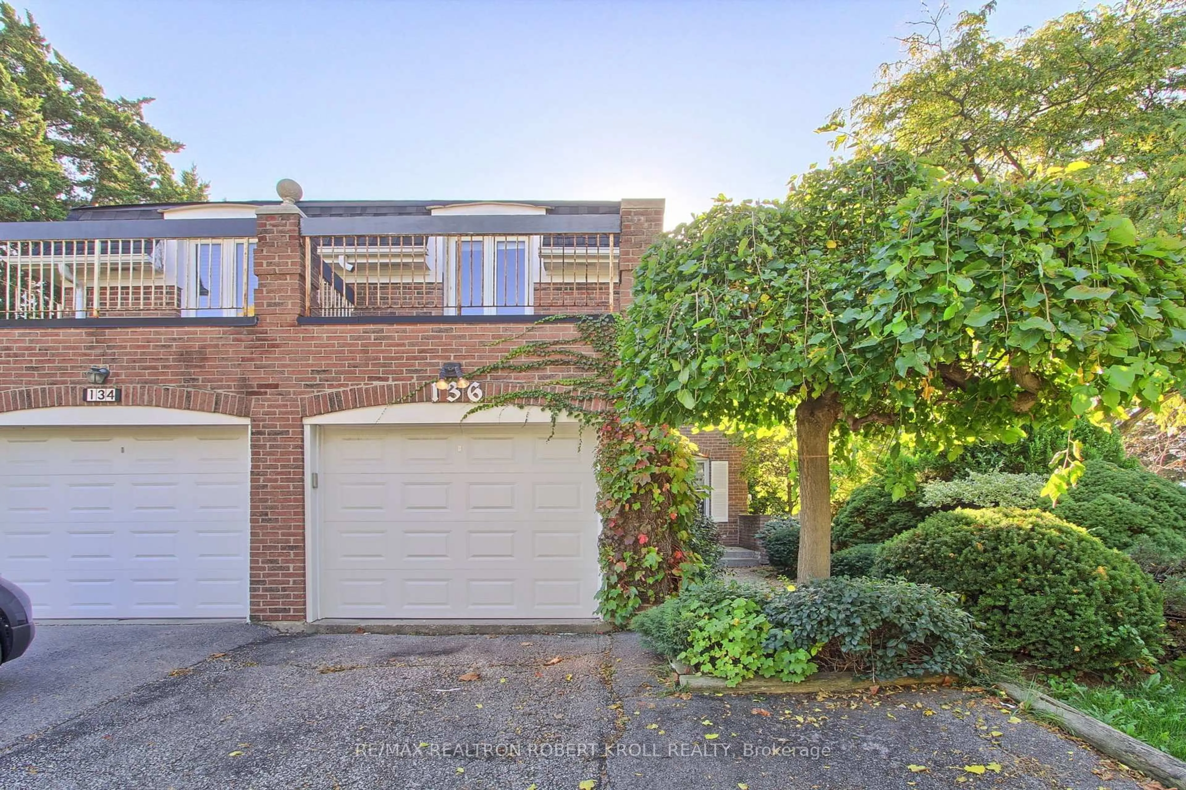 A pic from outside/outdoor area/front of a property/back of a property/a pic from drone, street for 136 Stillwater Cres, Toronto Ontario M2R 3S2