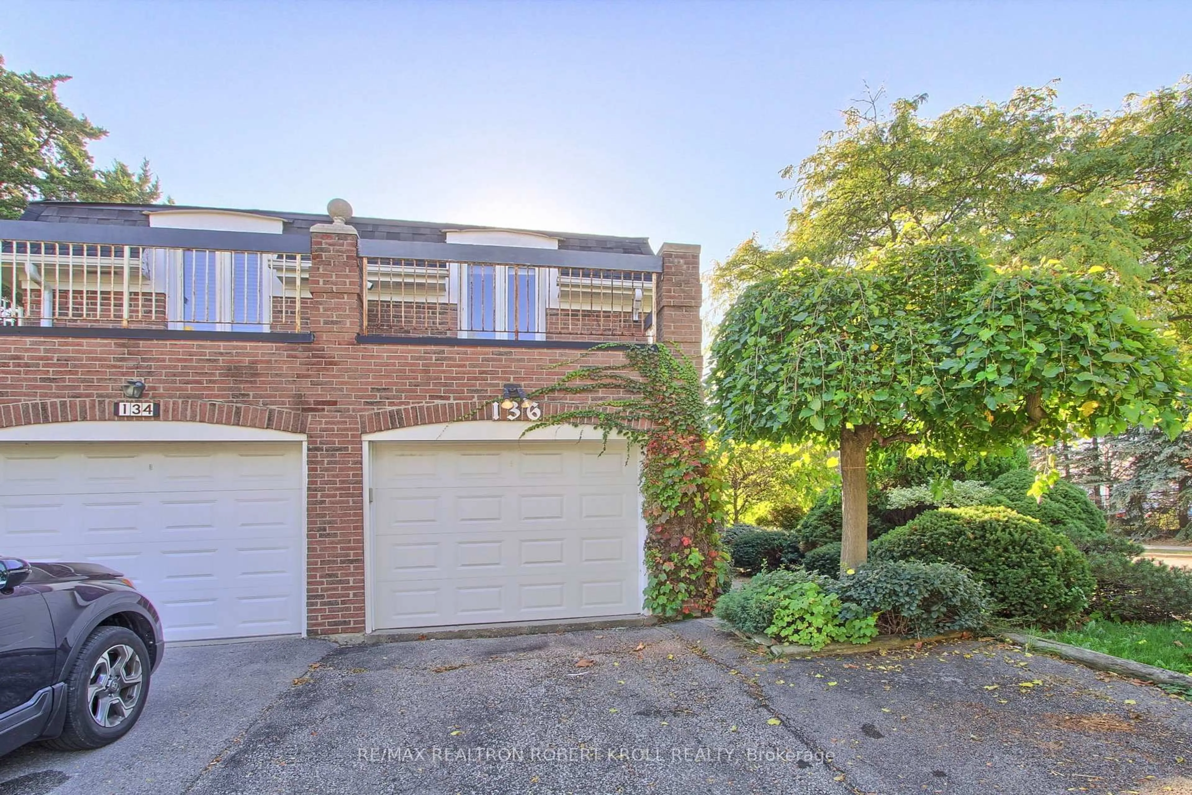 A pic from outside/outdoor area/front of a property/back of a property/a pic from drone, street for 136 Stillwater Cres, Toronto Ontario M2R 3S2
