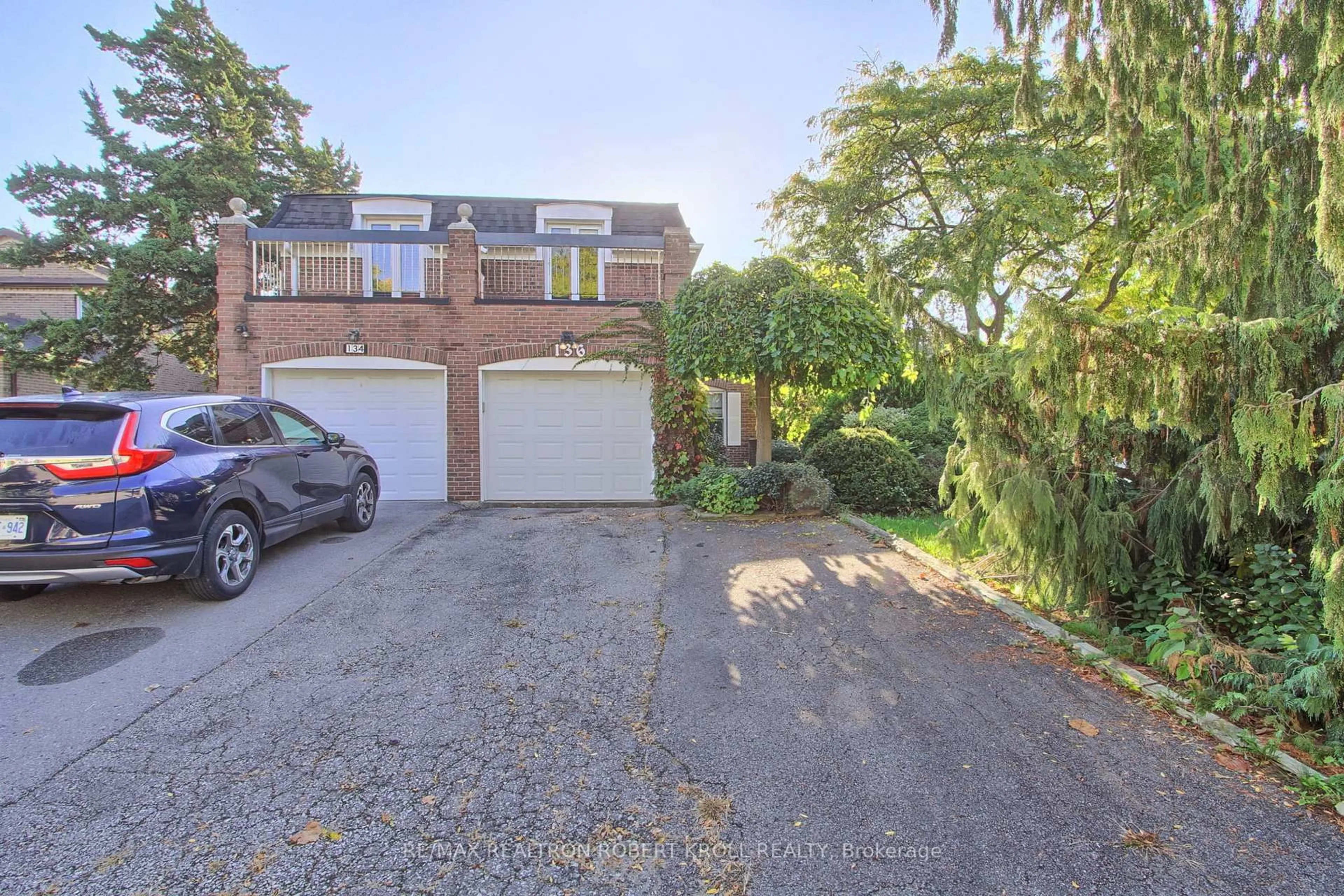 A pic from outside/outdoor area/front of a property/back of a property/a pic from drone, street for 136 Stillwater Cres, Toronto Ontario M2R 3S2