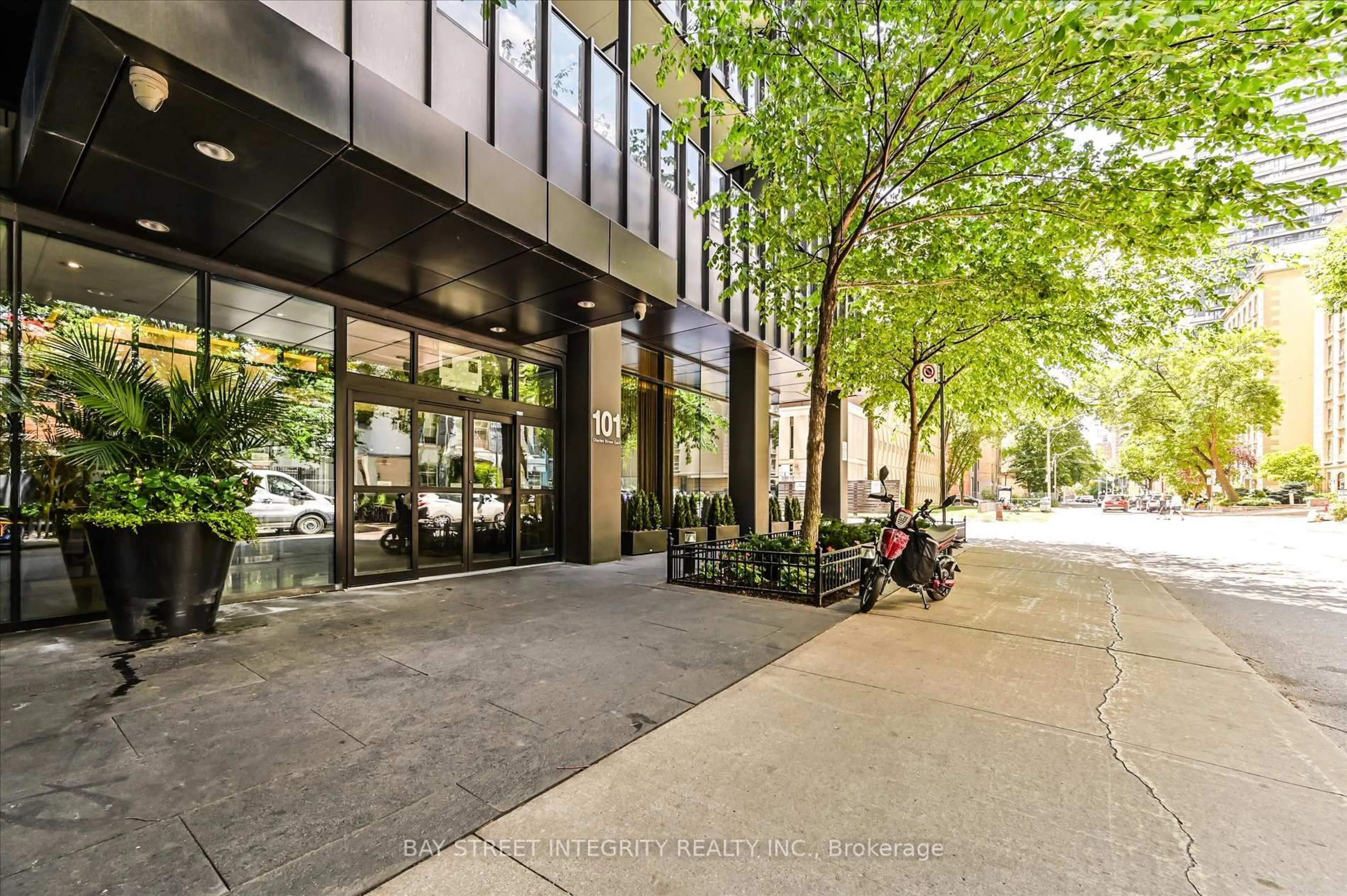 Patio, street for 101 Charles St #3203, Toronto Ontario M4Y 0A9