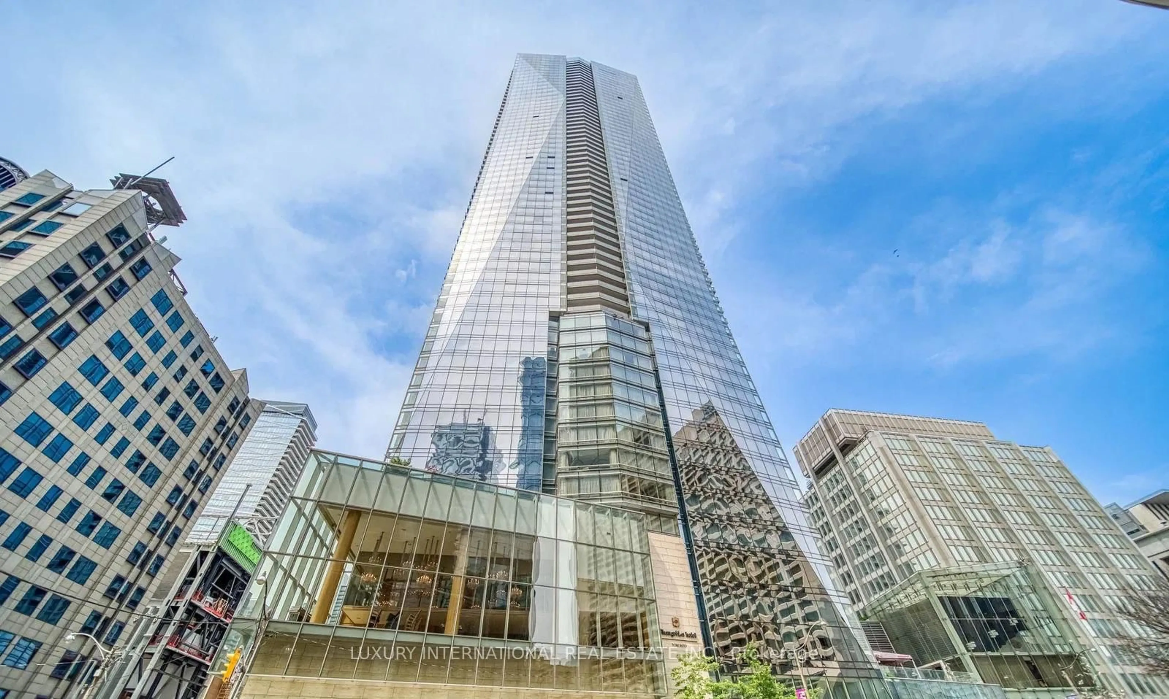 Indoor foyer for 180 University Ave #3109, Toronto Ontario M5H 0A2