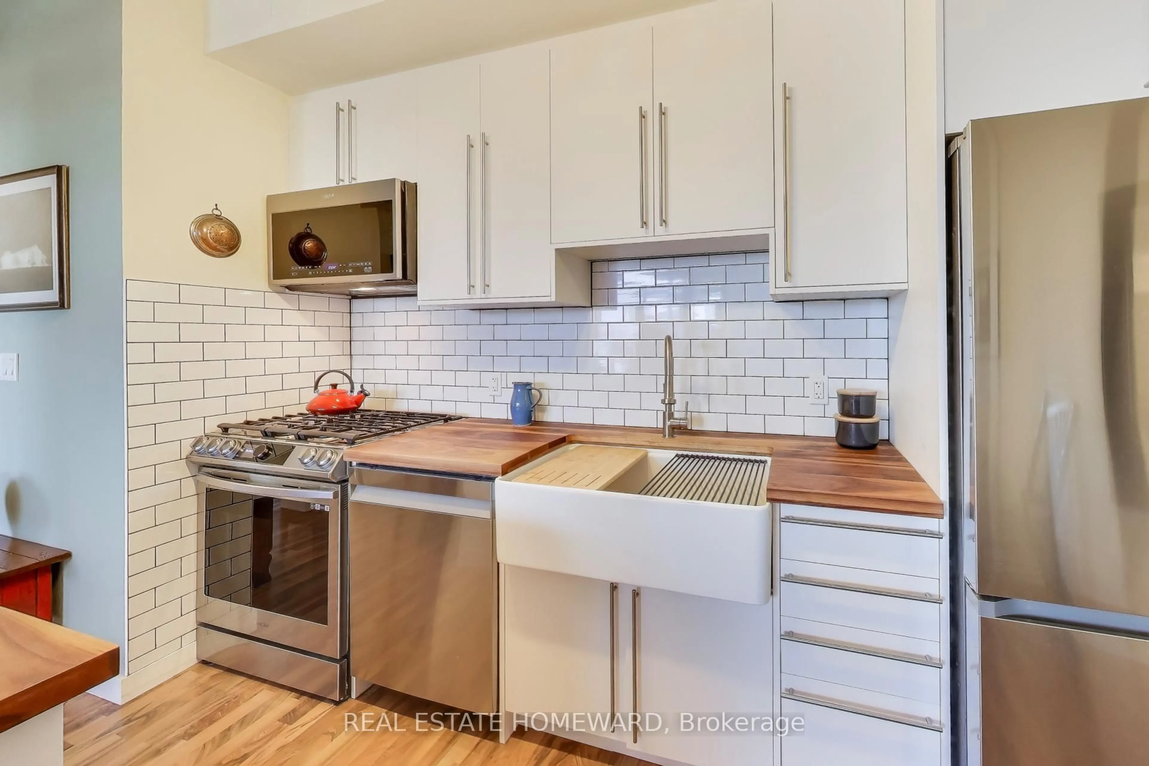 Standard kitchen, ceramic/tile floor for 1 Shaw St #1201, Toronto Ontario M6K 0A1