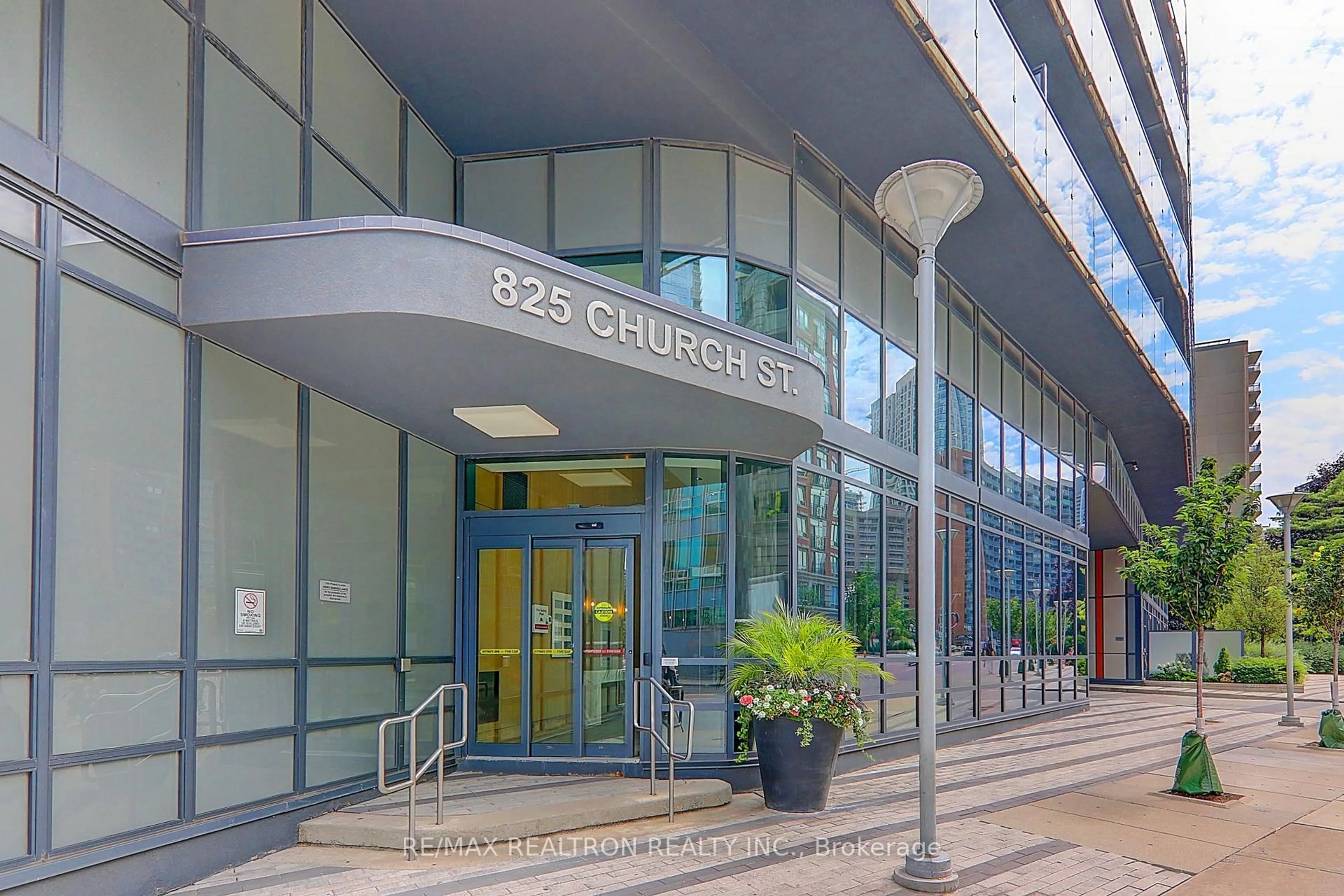 Indoor foyer for 825 Church St #2306, Toronto Ontario M4W 3Z4