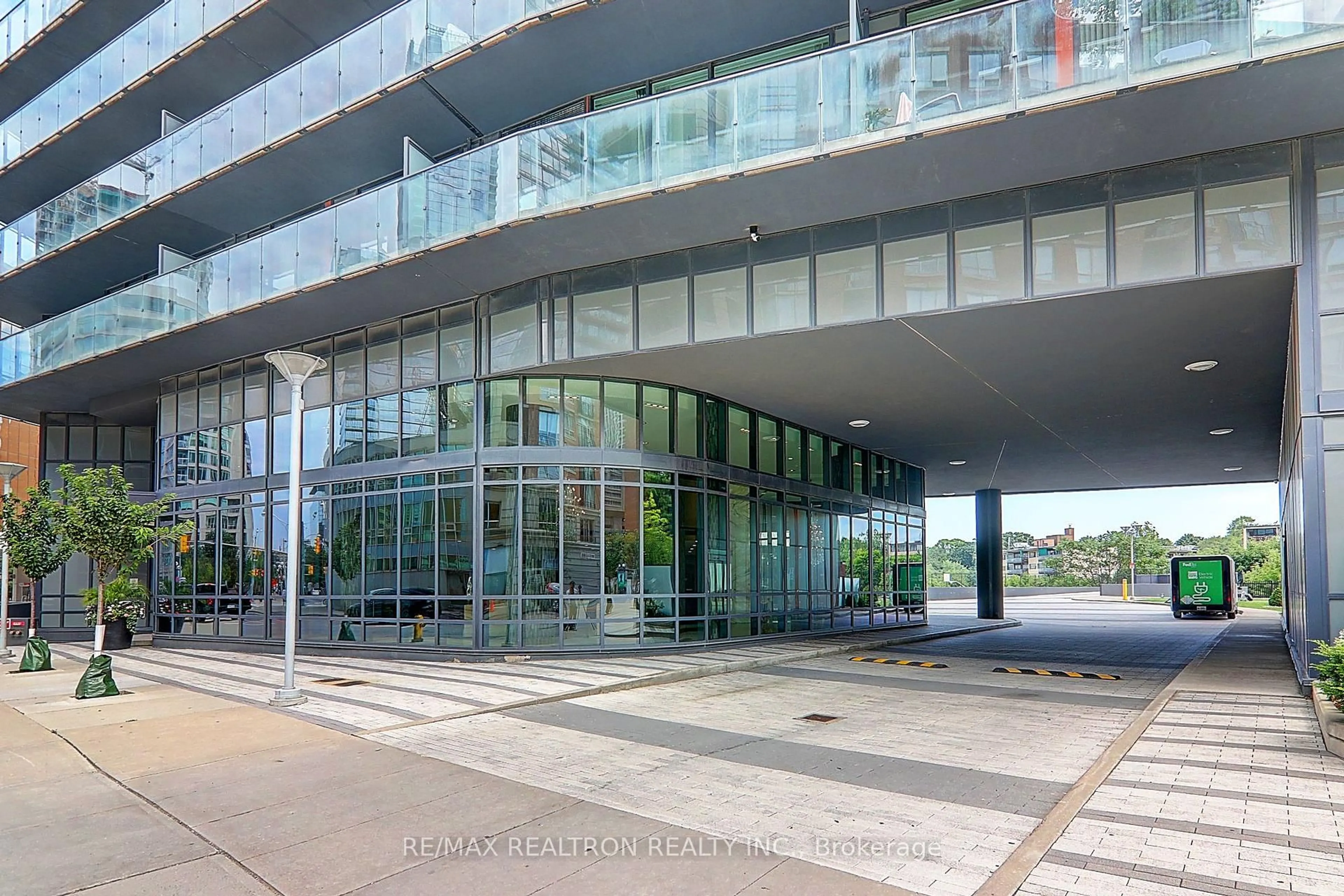 Indoor foyer for 825 Church St #2306, Toronto Ontario M4W 3Z4