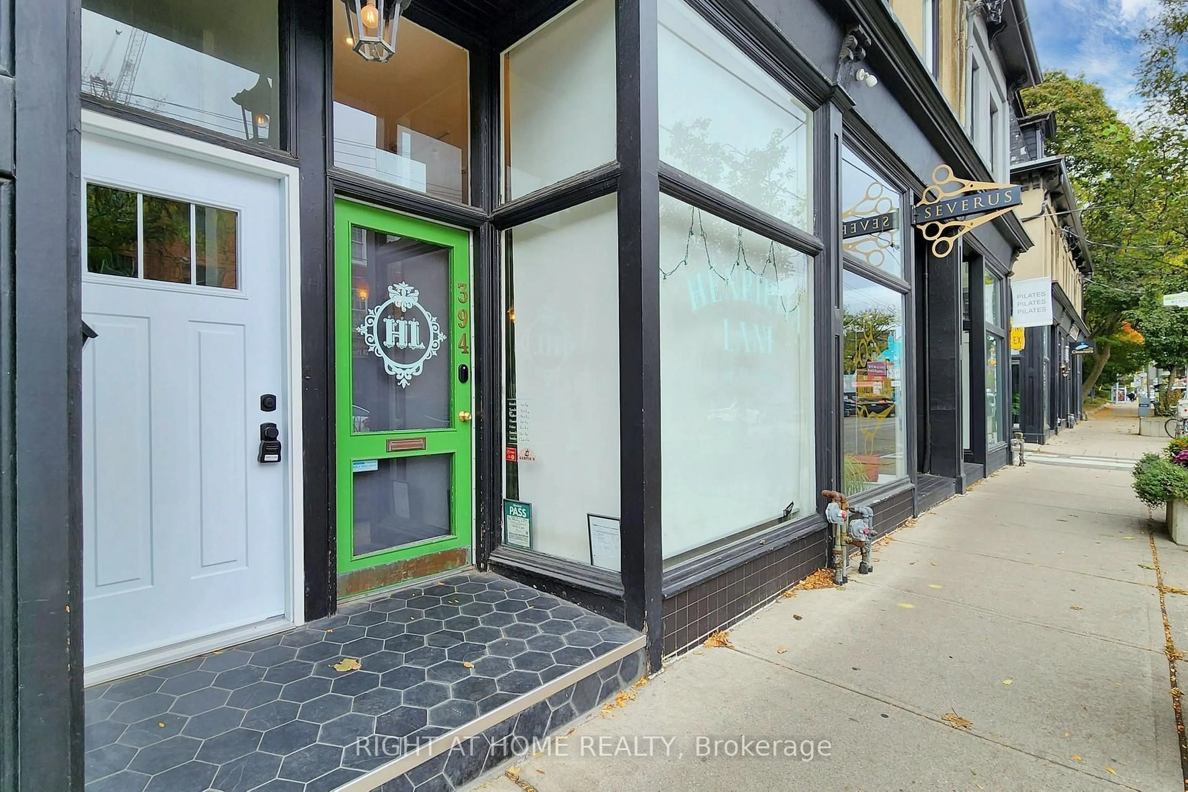 Unknown for 394 King St, Toronto Ontario M5A 1K9