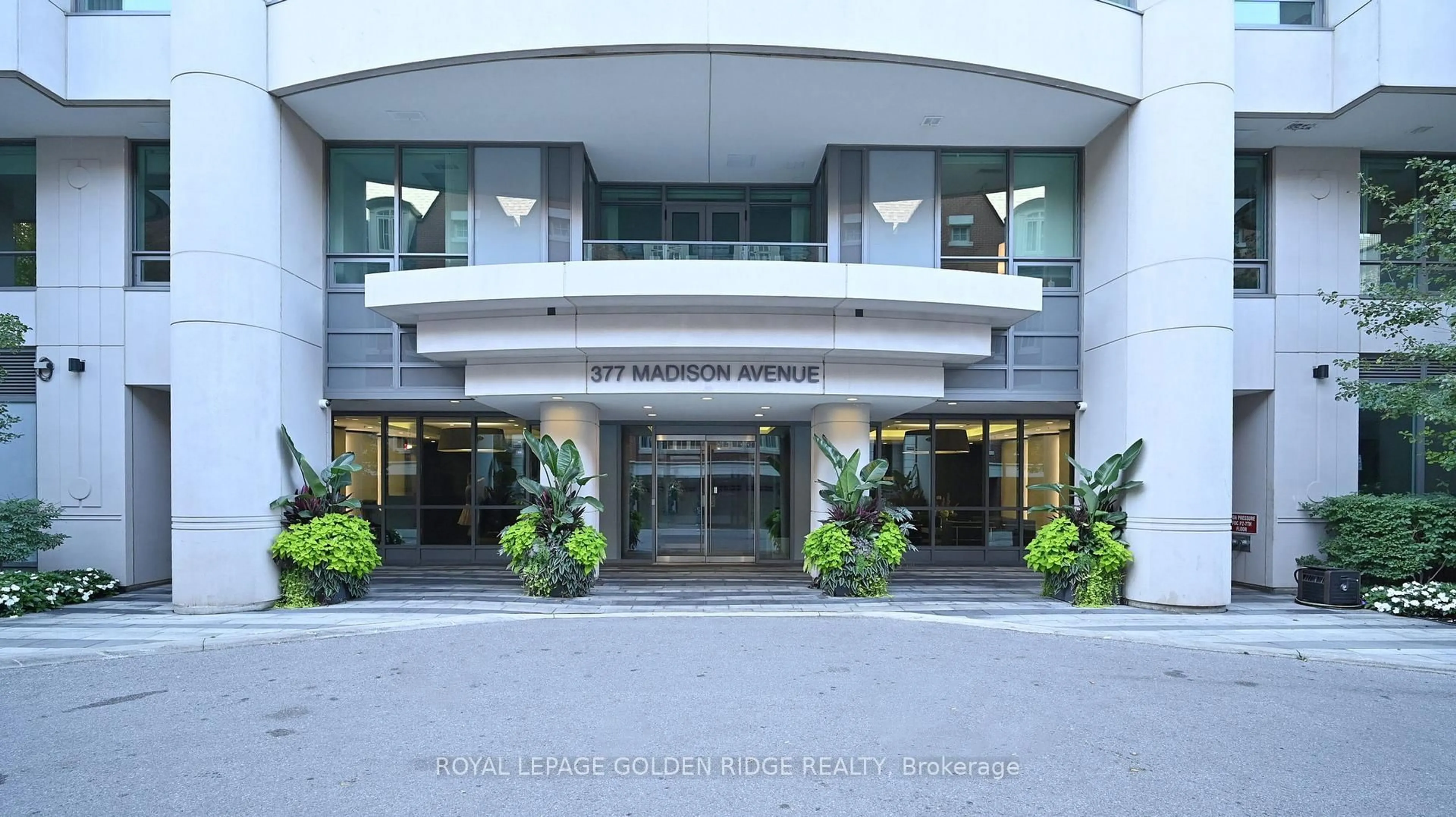 Indoor foyer for 377 Madison Ave #224, Toronto Ontario M4V 3E1