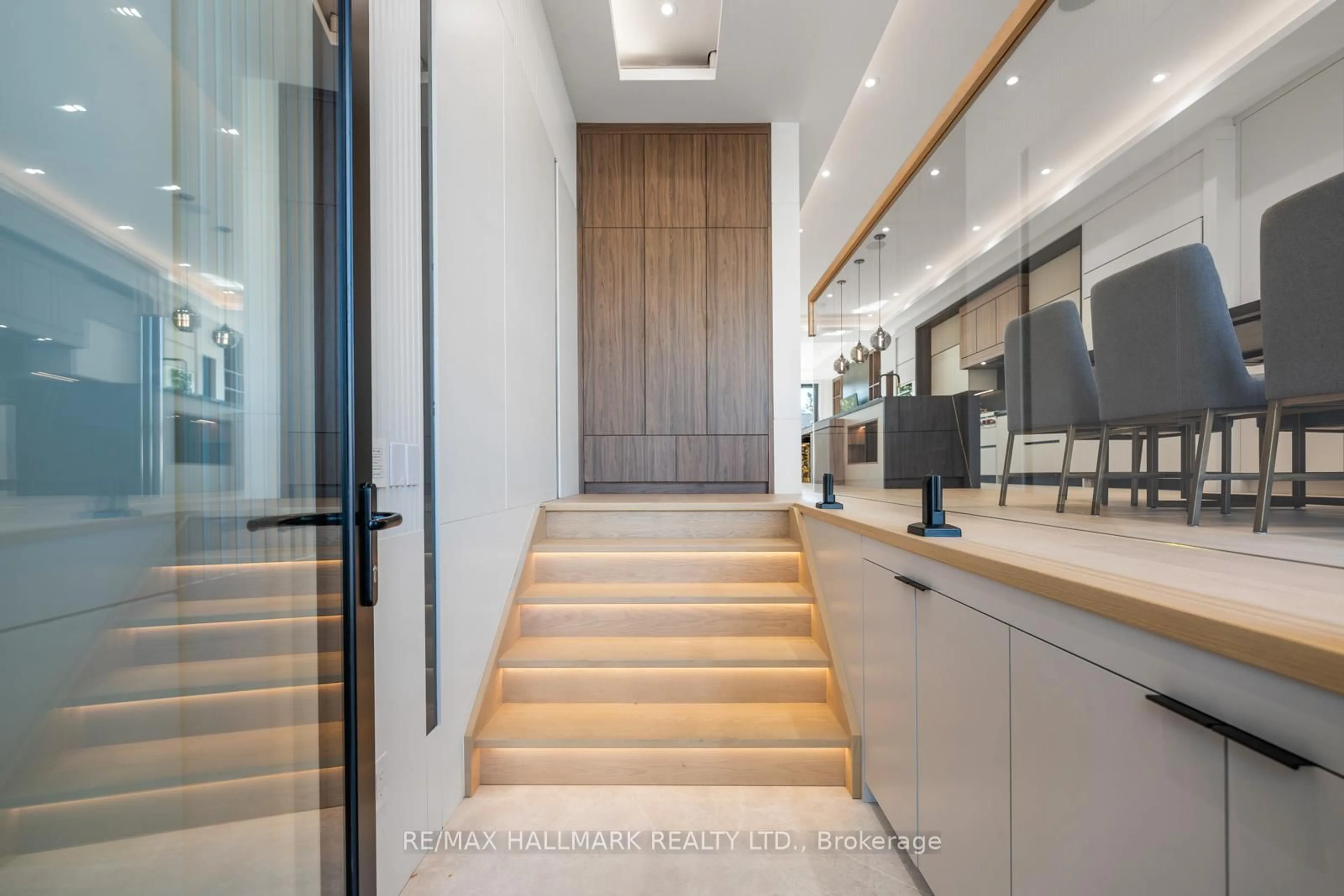 Indoor foyer for 359 Cranbrooke Ave, Toronto Ontario M5M 1N2