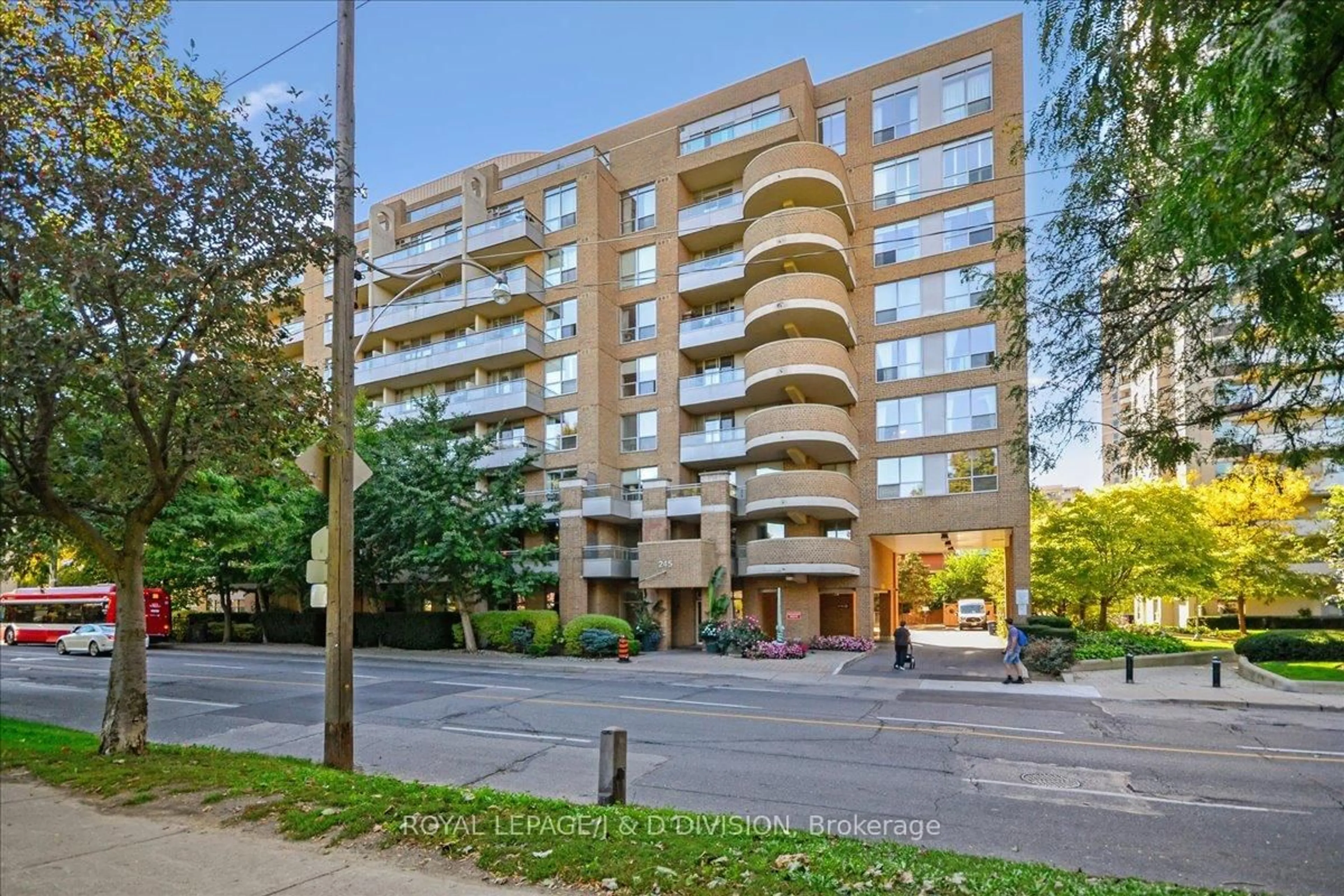 Indoor foyer for 245 Davisville Ave #405, Toronto Ontario M4S 3H4