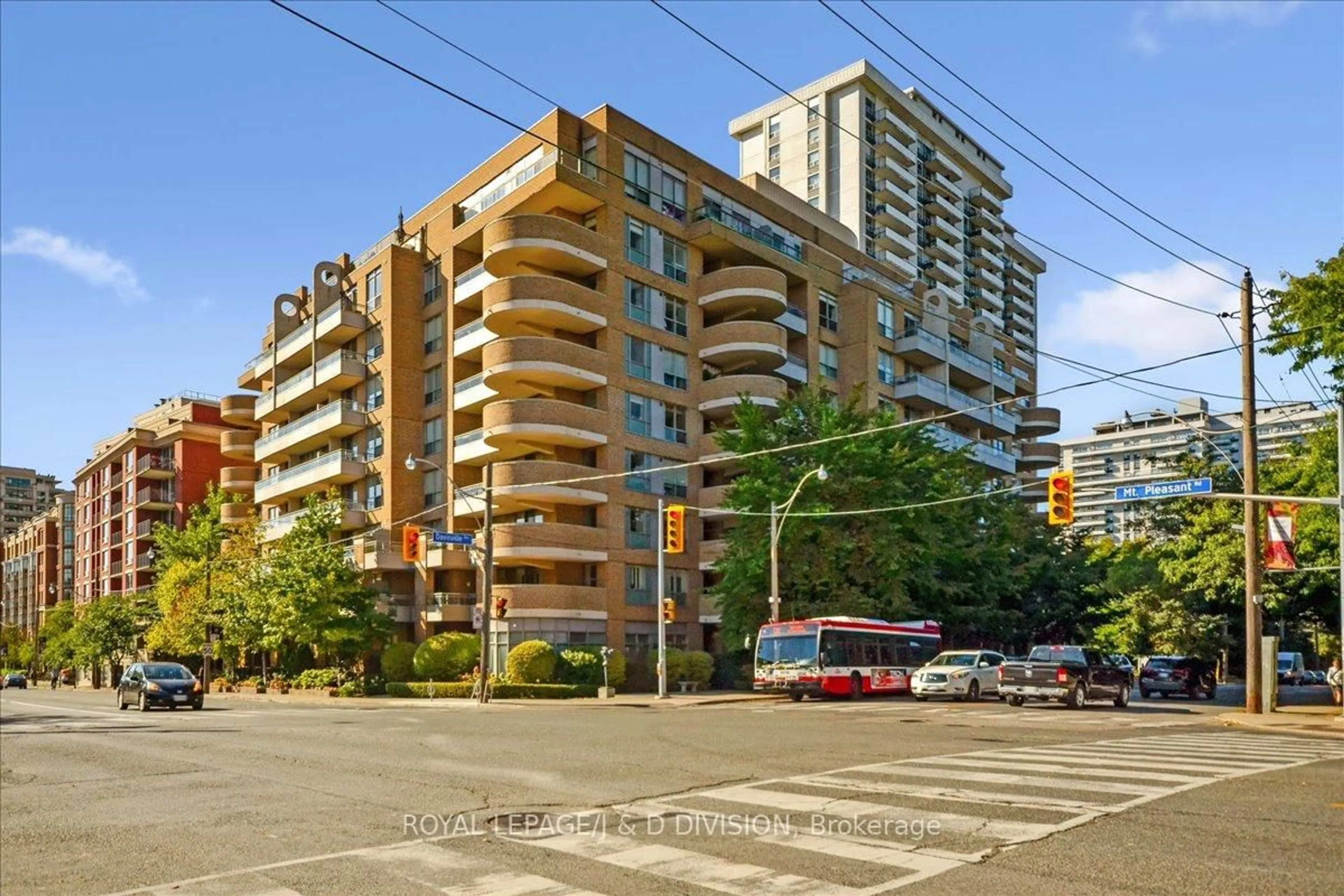 Patio, street for 245 Davisville Ave #405, Toronto Ontario M4S 3H4