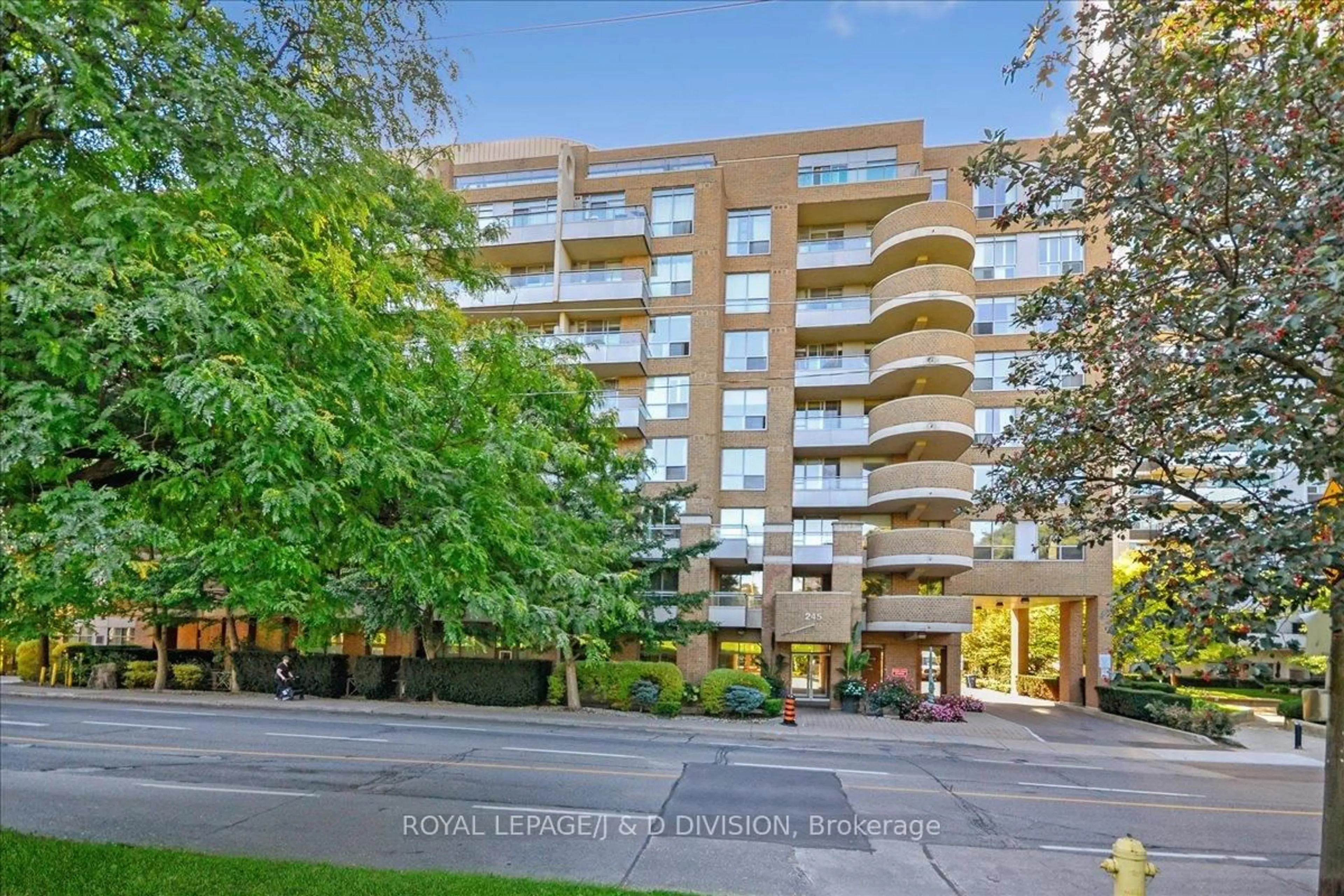 Indoor foyer for 245 Davisville Ave #405, Toronto Ontario M4S 3H4