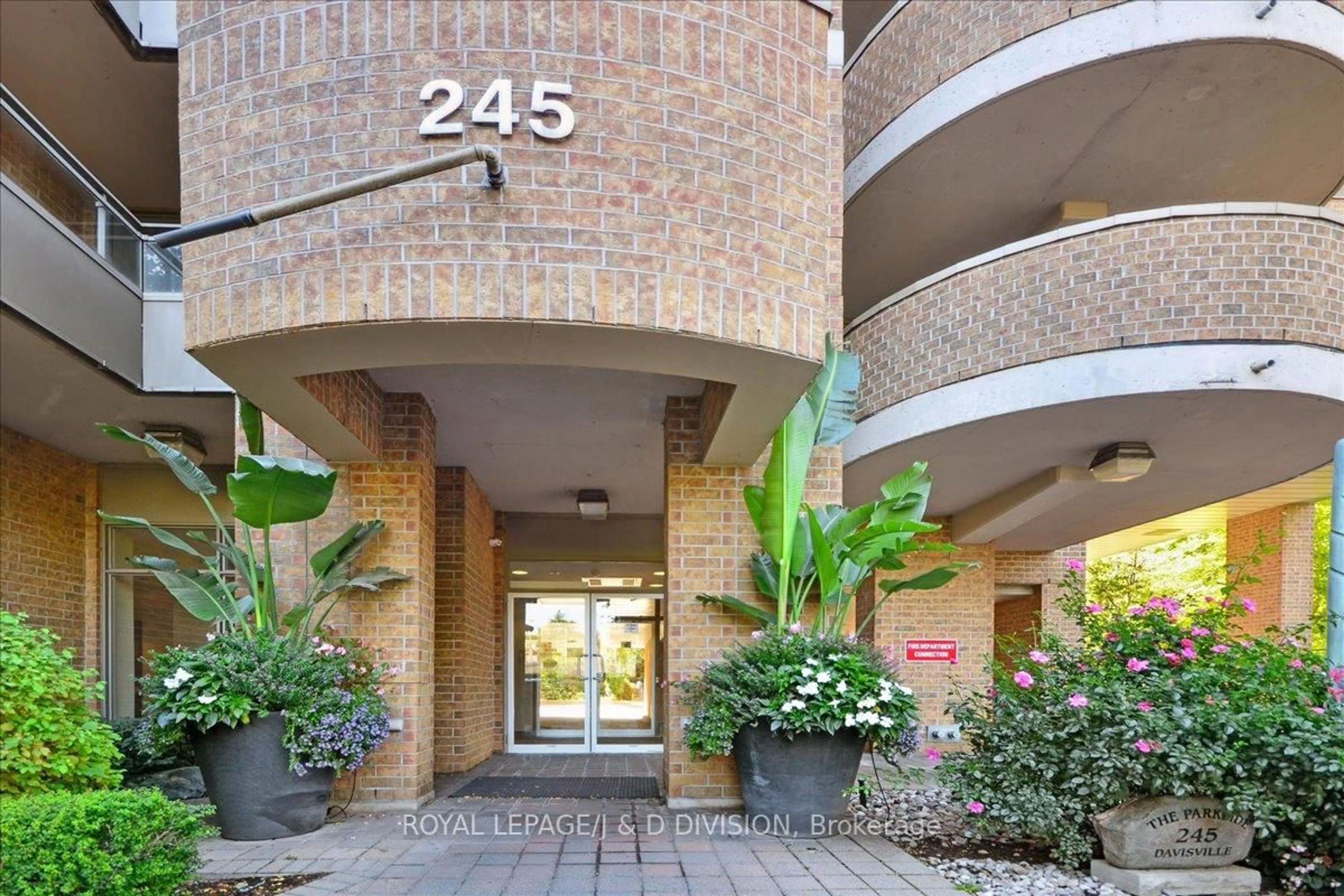 Indoor foyer for 245 Davisville Ave #405, Toronto Ontario M4S 3H4