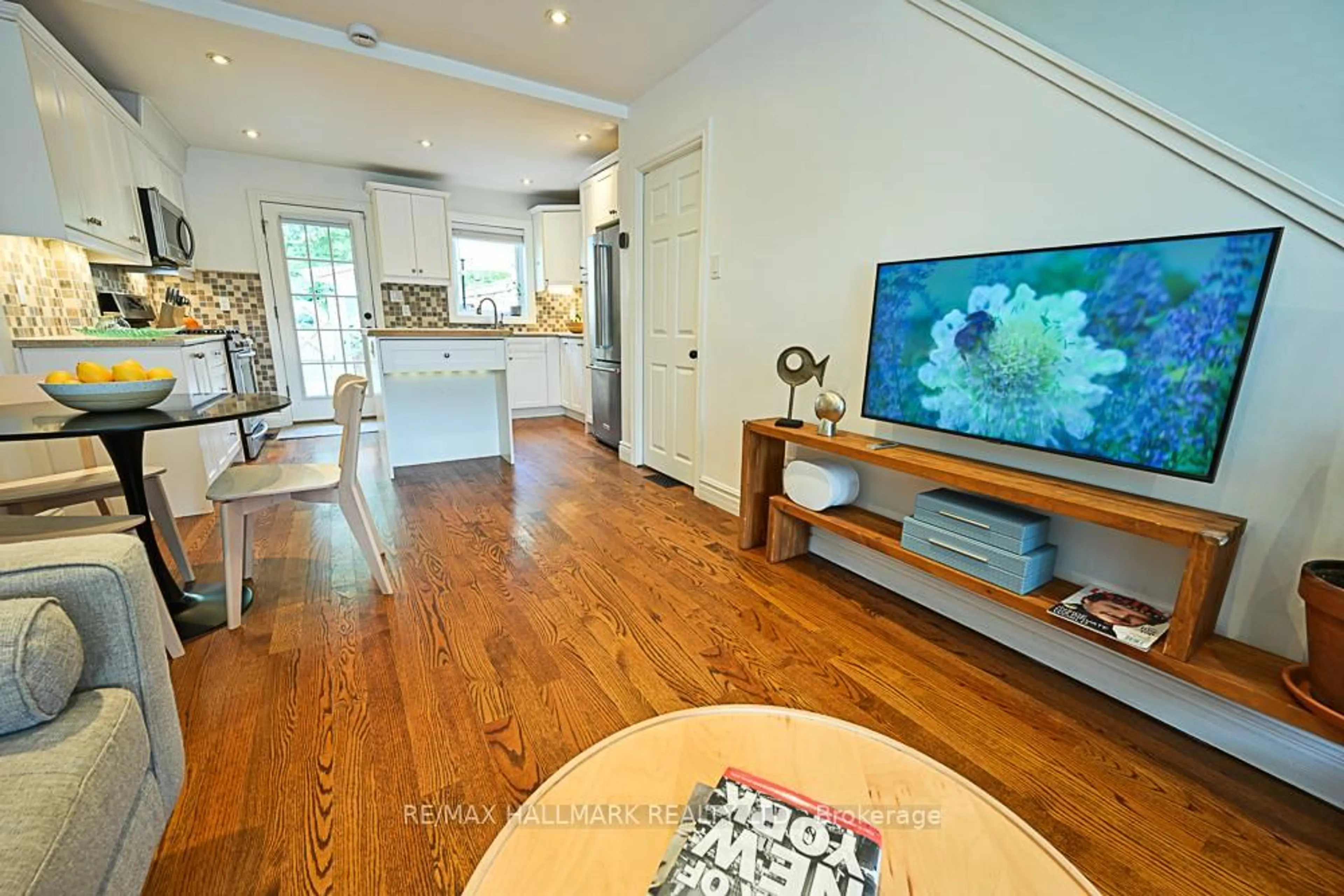 Open concept kitchen, wood/laminate floor for 3318 Bathurst St, Toronto Ontario M6A 2B6