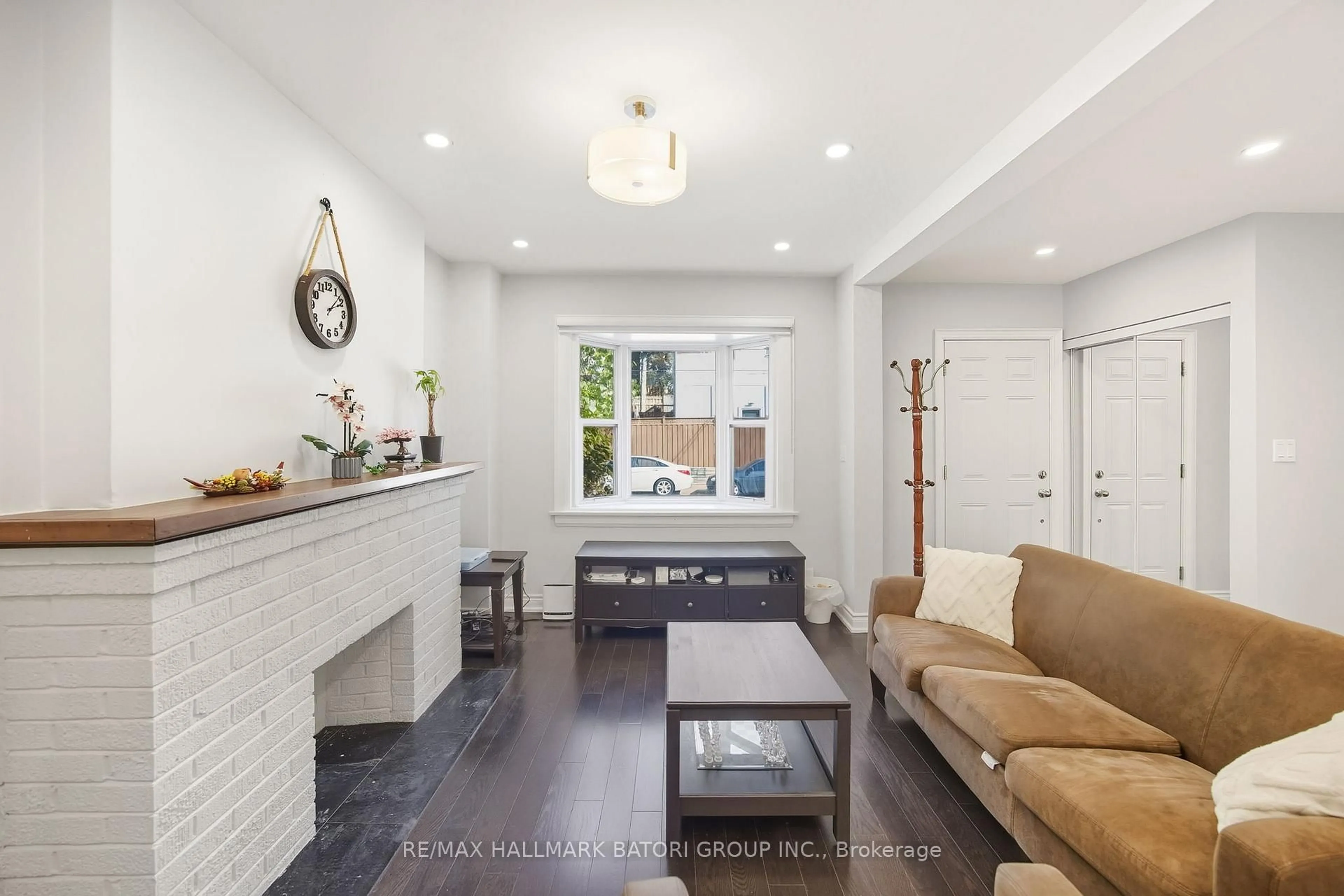 Living room with furniture, unknown for 6 Rosewell Ave, Toronto Ontario M4R 1Z7