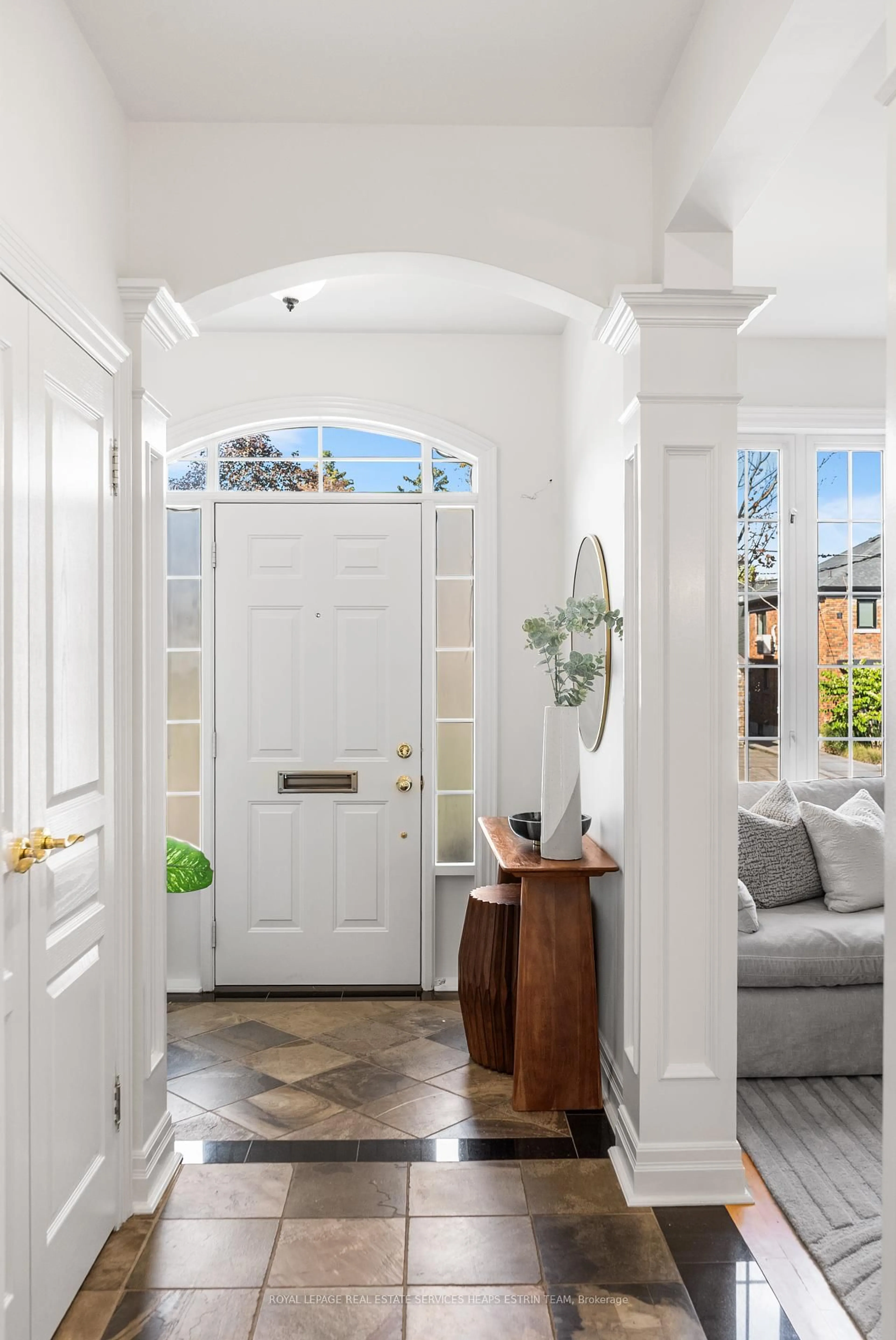 Indoor entryway for 507 Broadway Ave, Toronto Ontario M4G 2R7