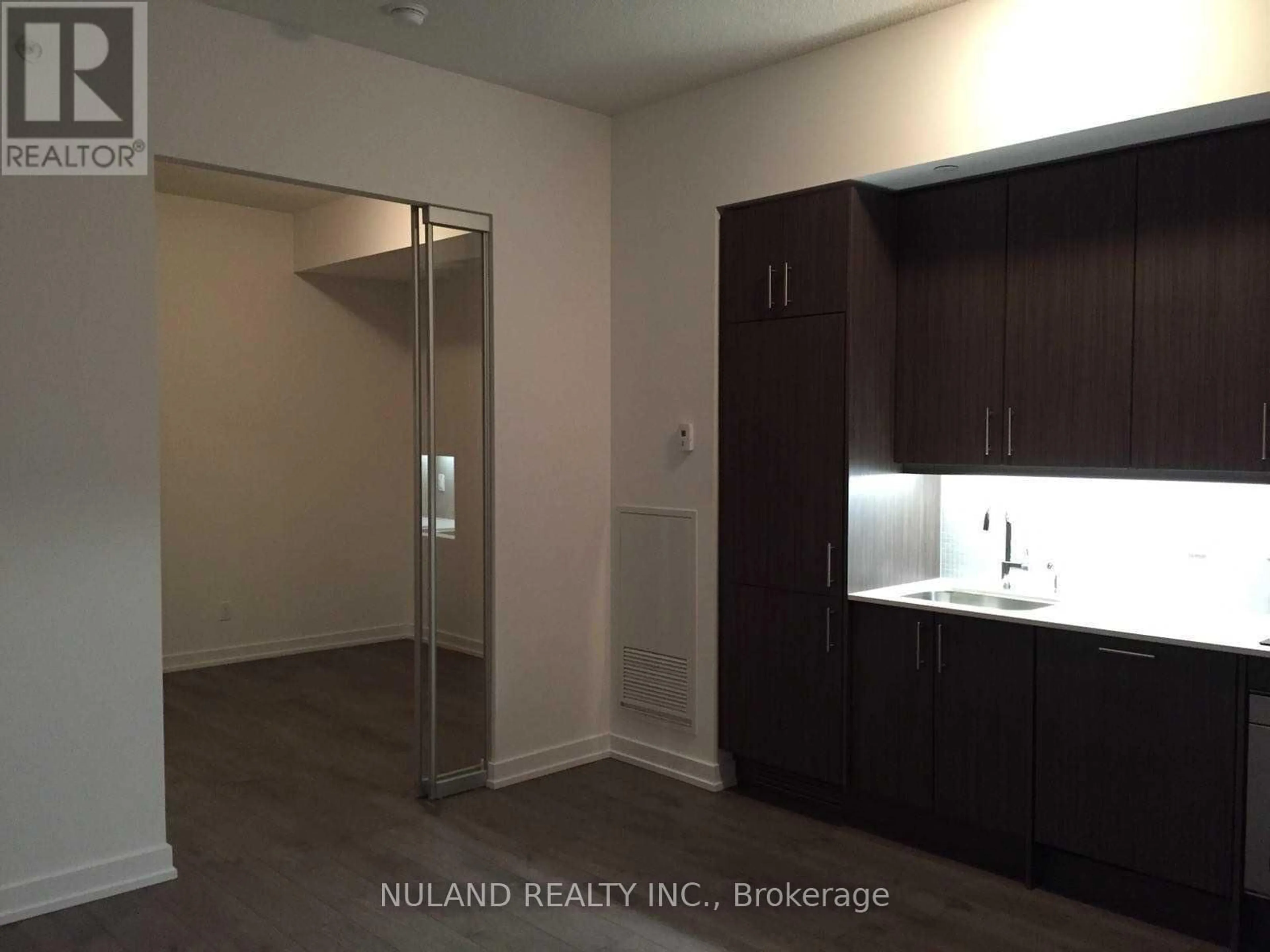 Unknown for 297 College St #521, Toronto Ontario M5T 1S2