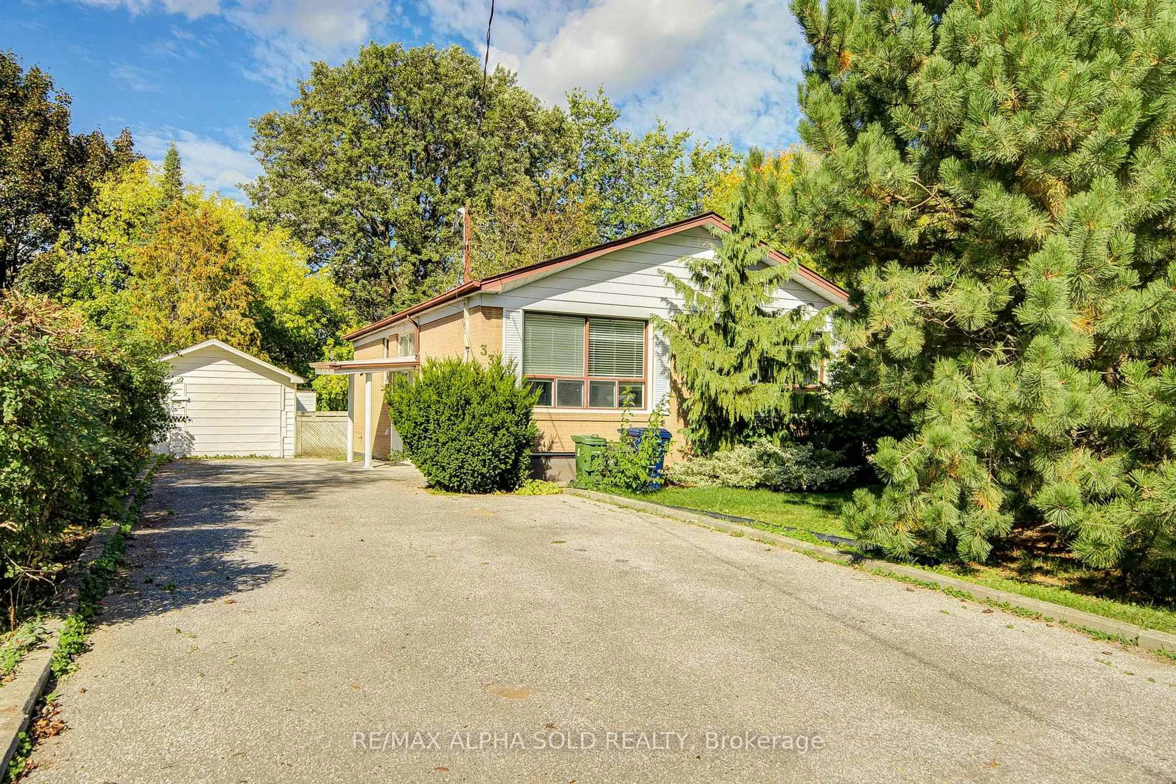A pic from outside/outdoor area/front of a property/back of a property/a pic from drone, street for 334 Moore Park Ave, Toronto Ontario M2R 2R6