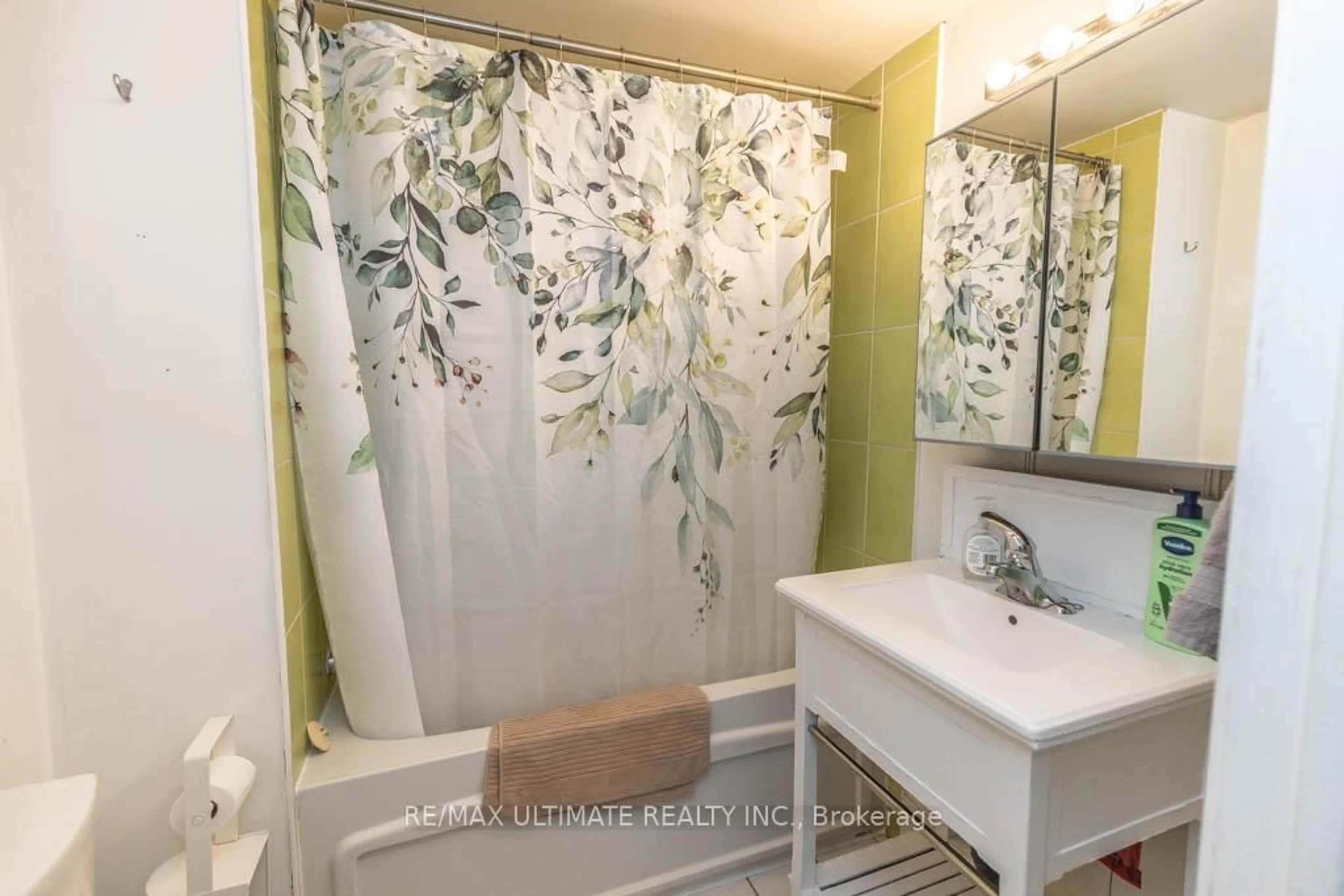 Standard bathroom, ceramic/tile floor for 54 Brookfield St, Toronto Ontario M6J 3A9