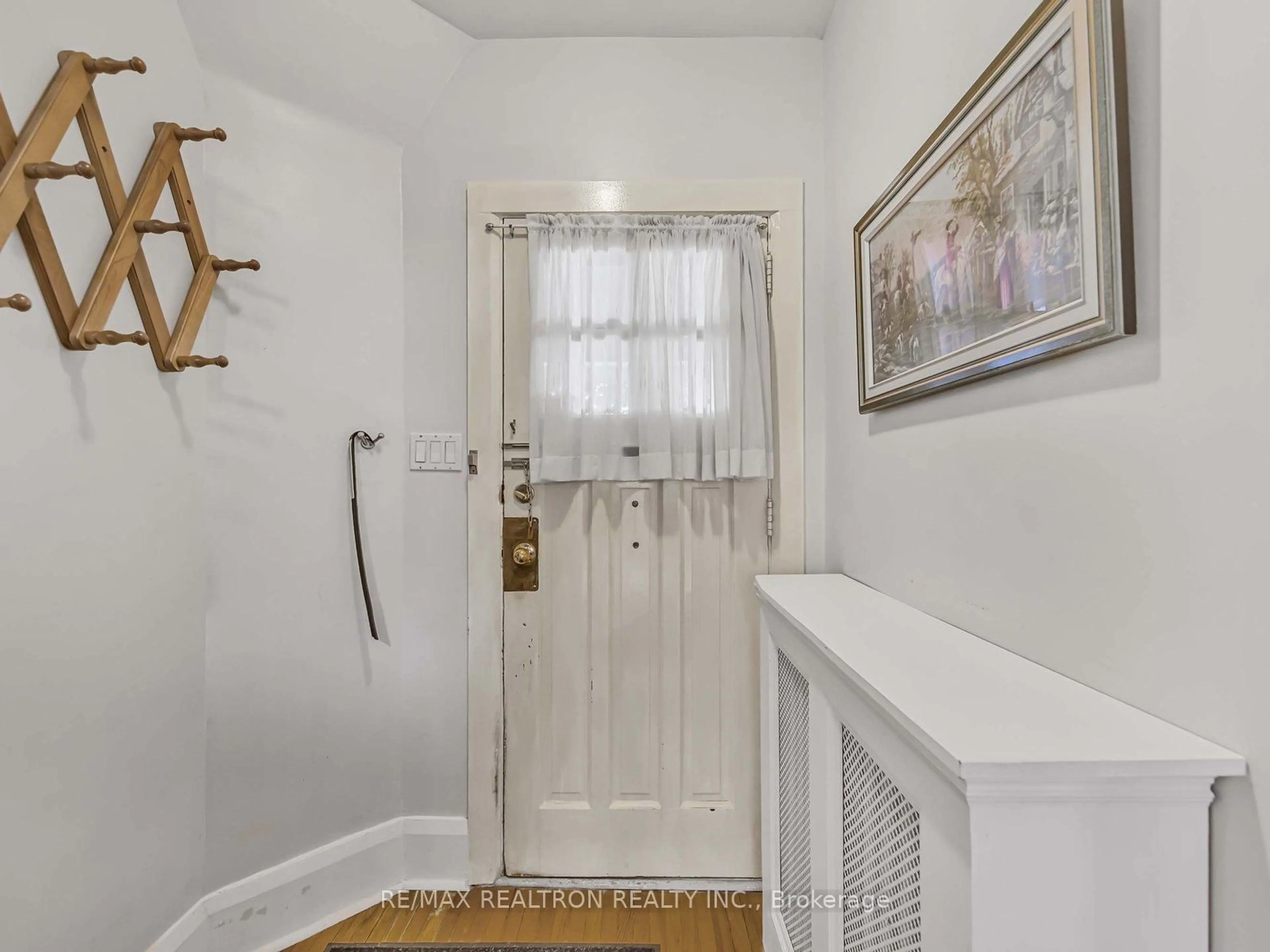 Indoor entryway for 107 Bedford Park Ave, Toronto Ontario M5M 1J2