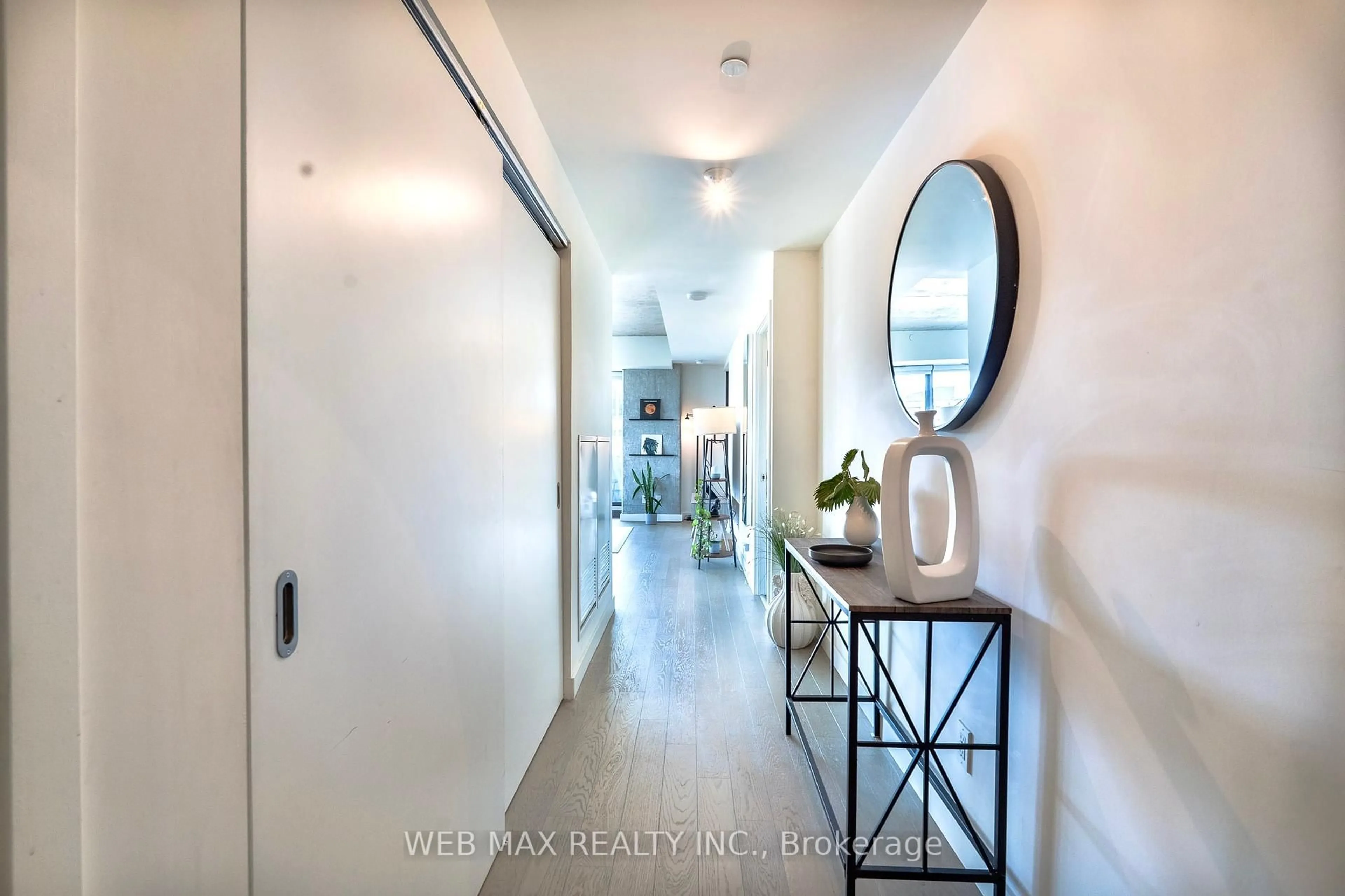 Indoor entryway for 111 Bathurst St #1005, Toronto Ontario M5V 0M9