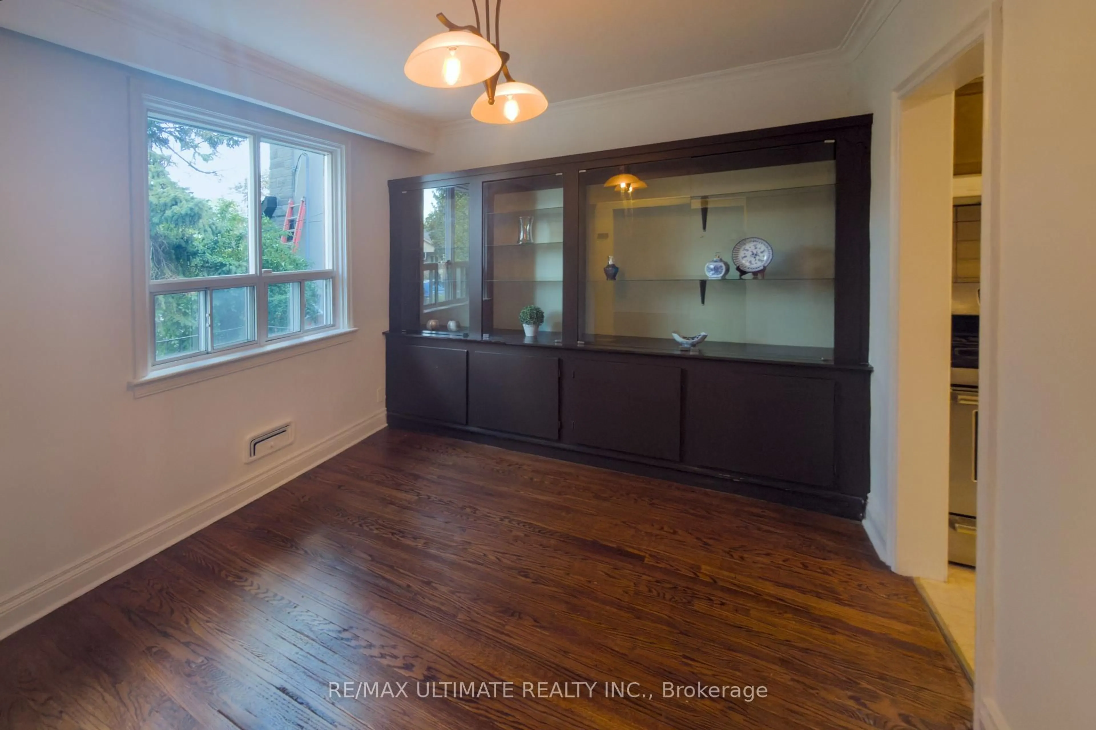 Dining room, wood/laminate floor for 110 De Quincy Blvd, Toronto Ontario M3H 1Y9