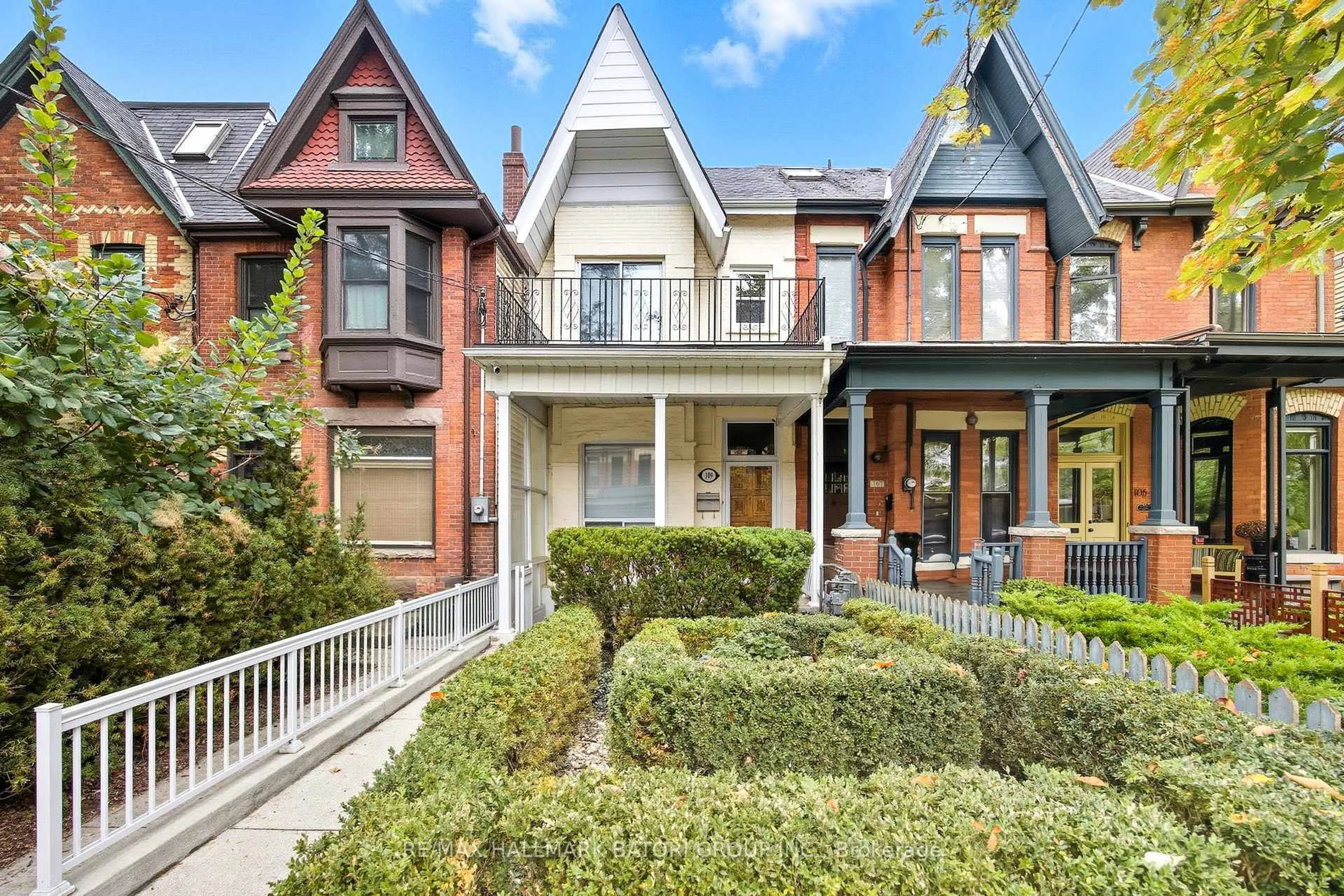 Home with brick exterior material, street for 109 Robert St, Toronto Ontario M5S 2K5